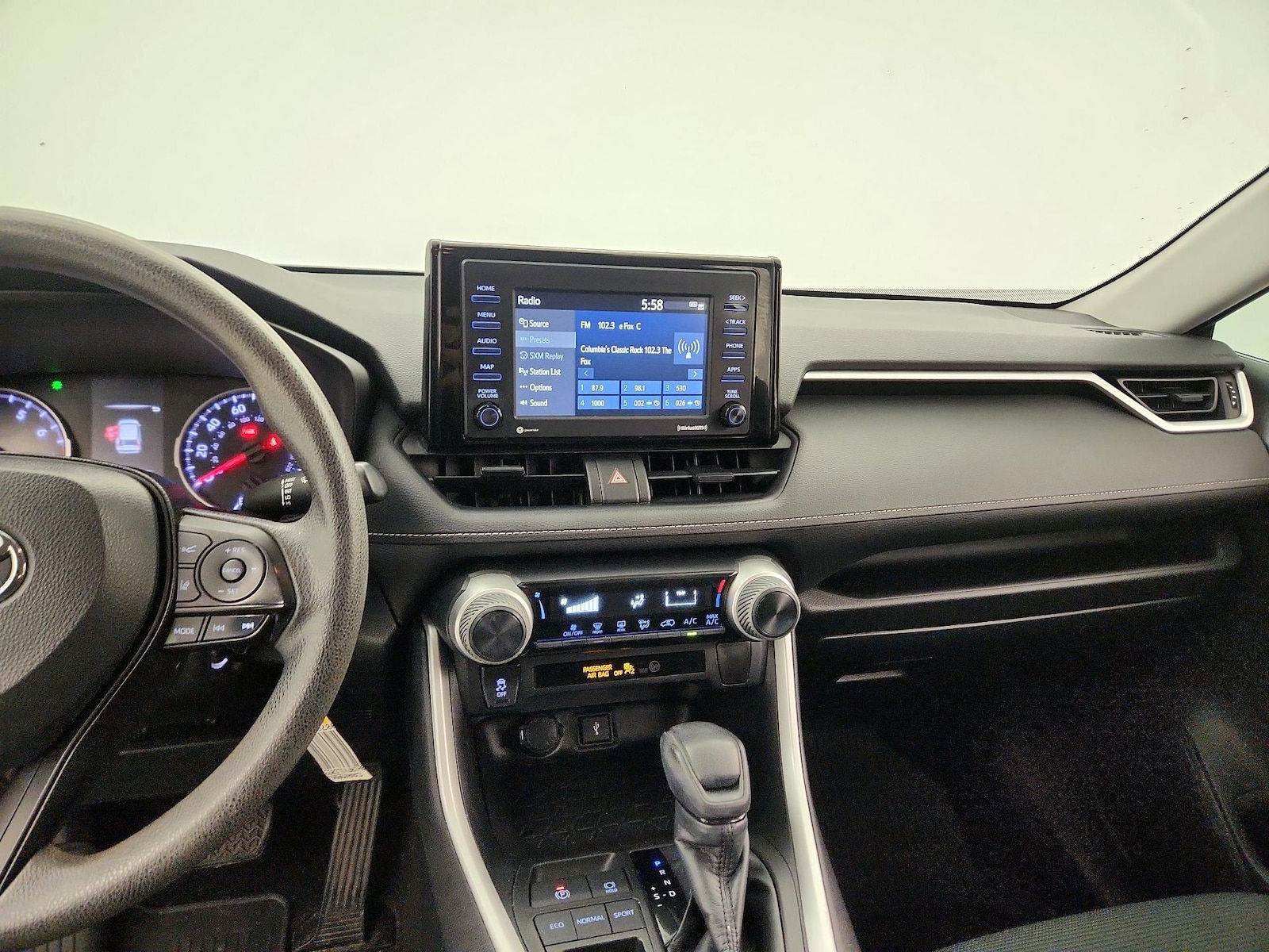 2020 Toyota RAV4 LE - Photo 10