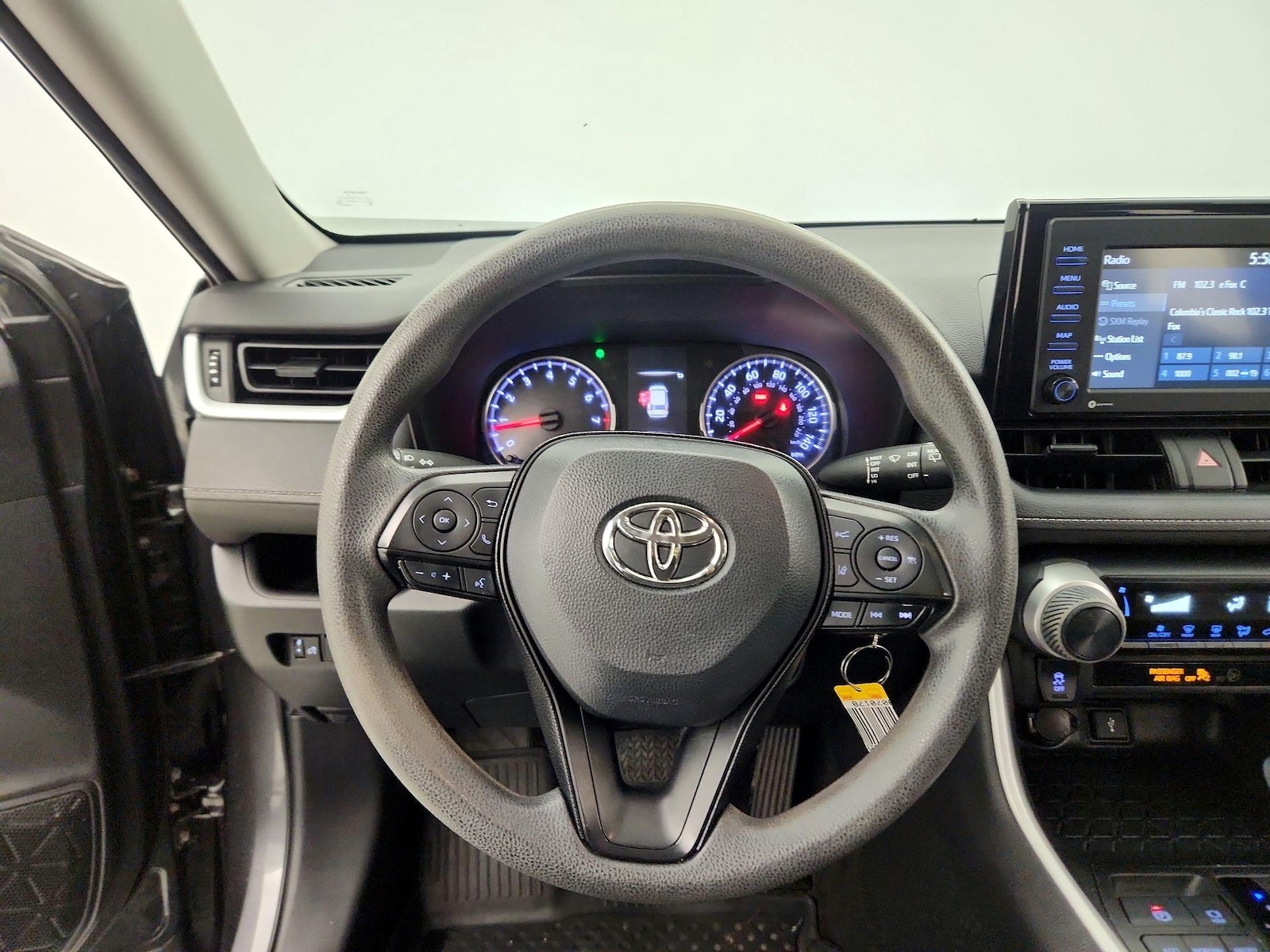 2020 Toyota RAV4 LE - Photo 11
