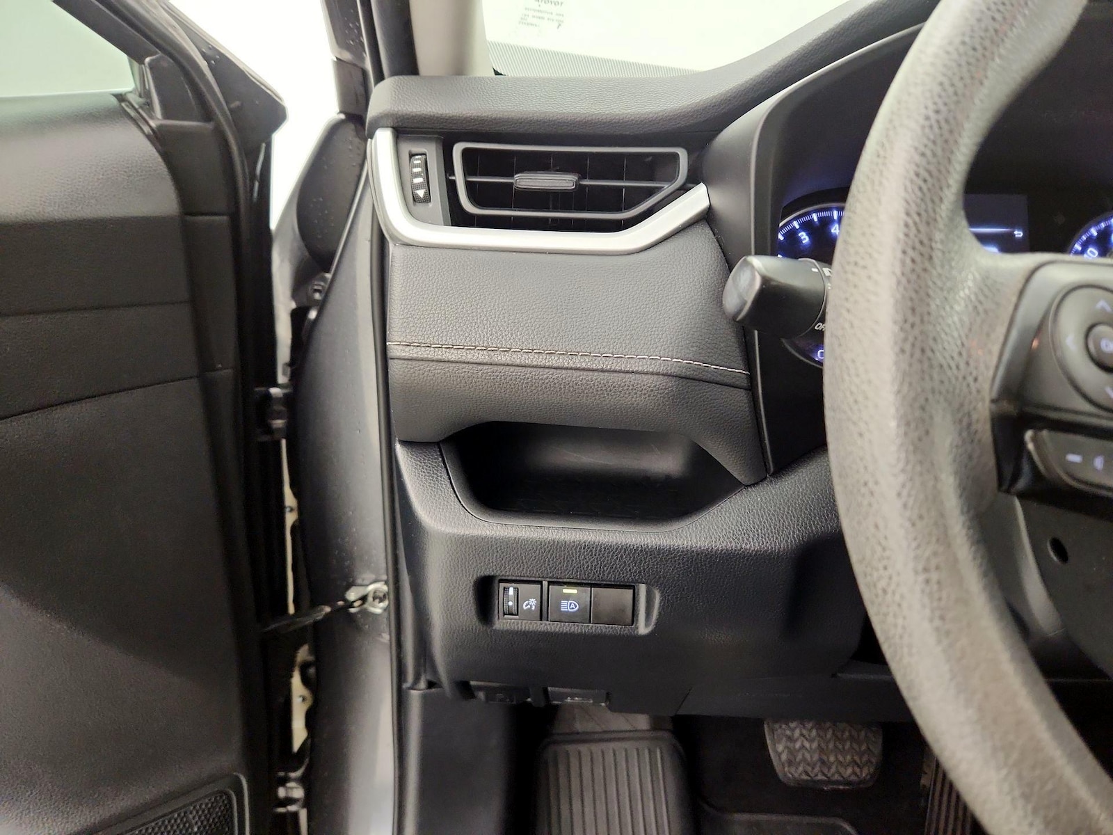 2020 Toyota RAV4 LE - Photo 14