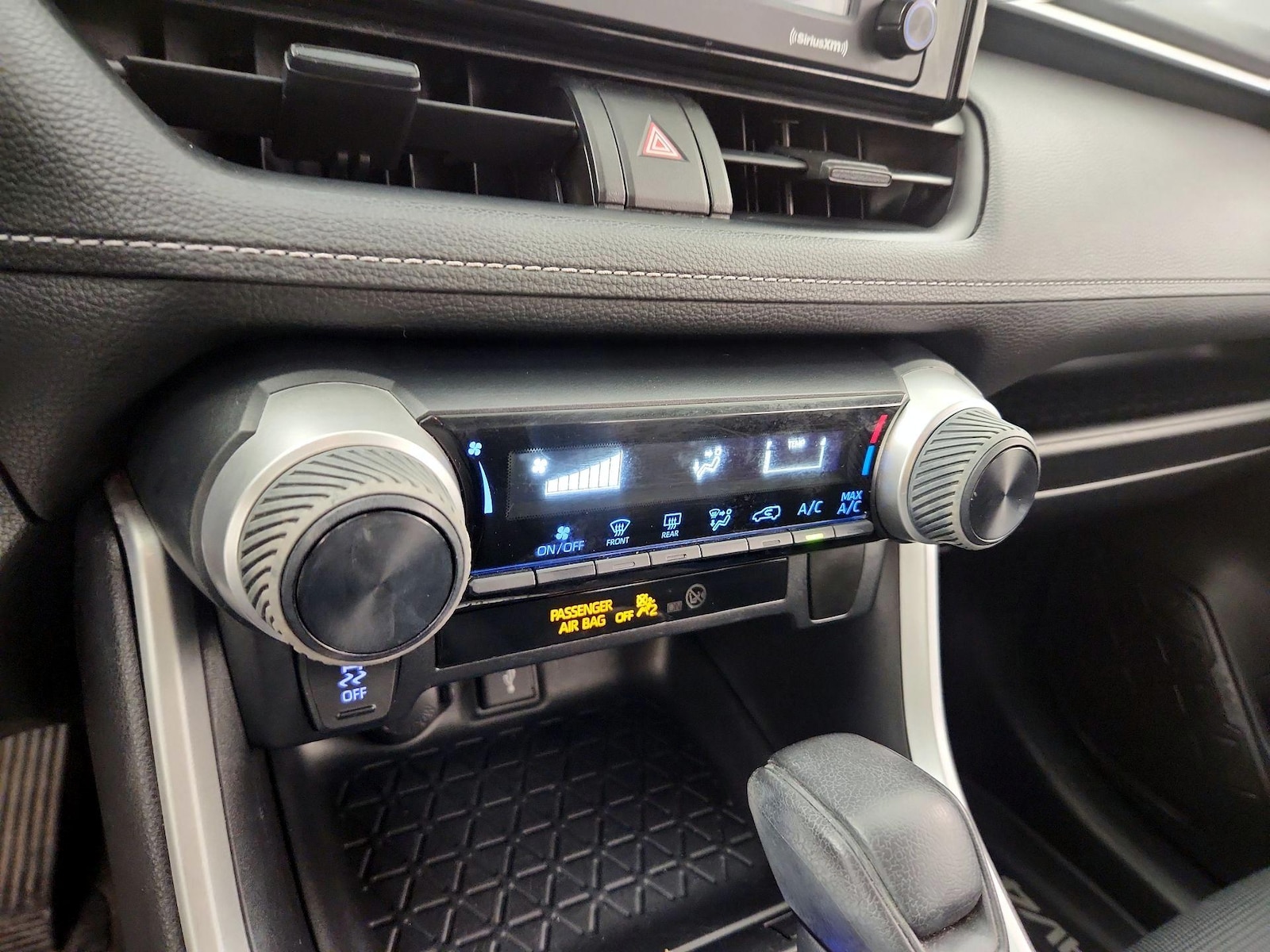 2020 Toyota RAV4 LE - Photo 17