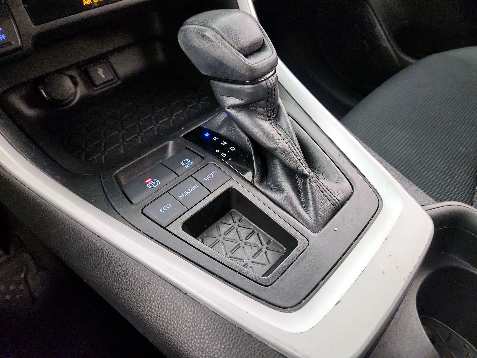 2020 Toyota RAV4 LE - Photo 18