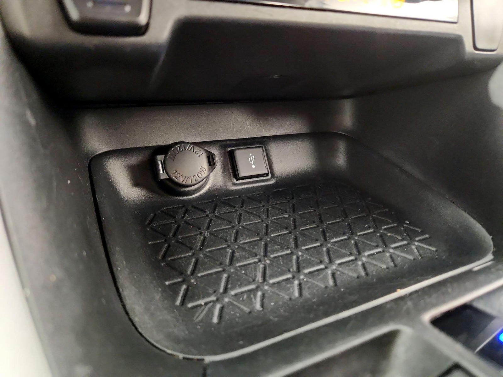 2020 Toyota RAV4 LE - Photo 19