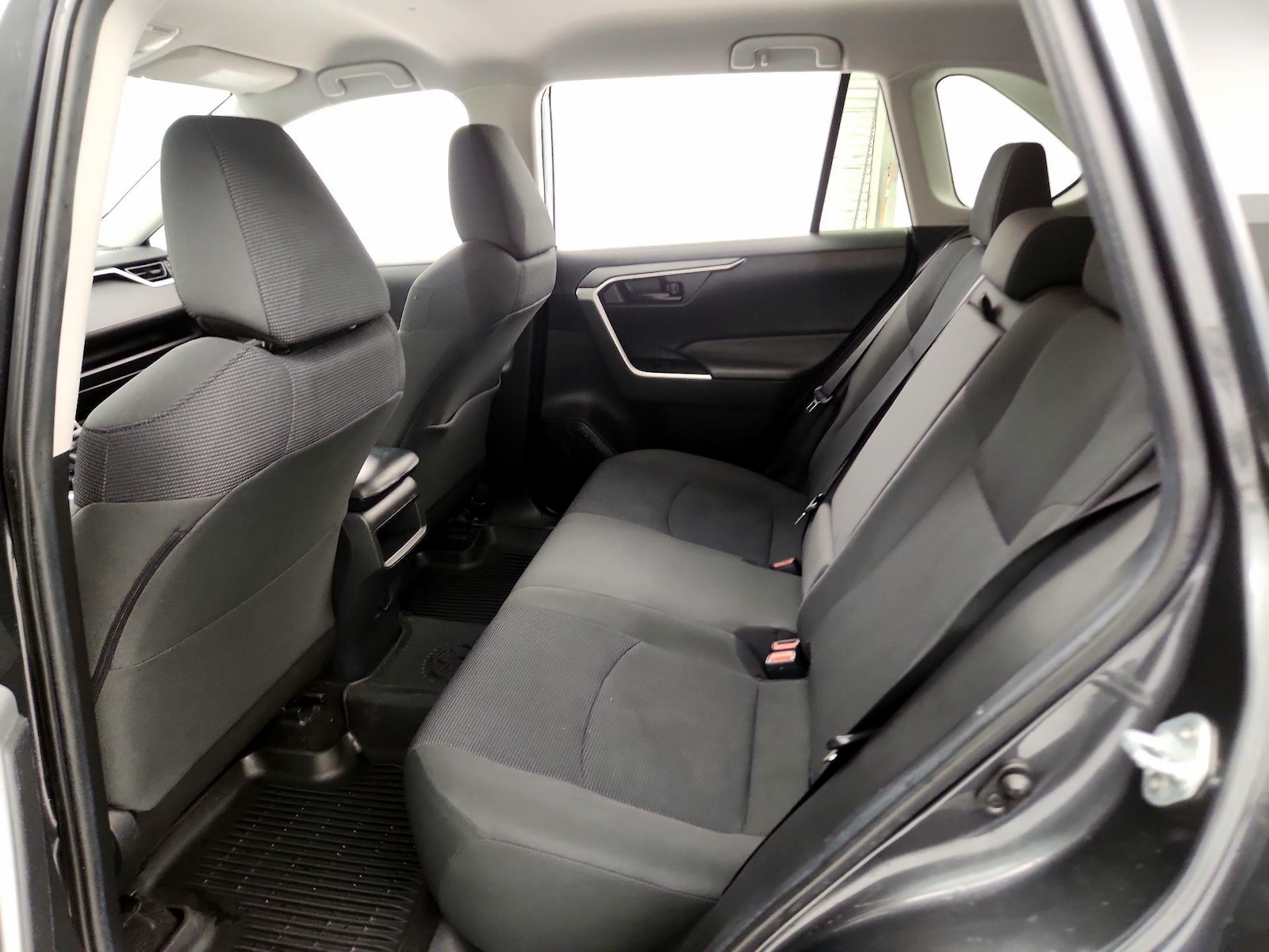 2020 Toyota RAV4 LE - Photo 20