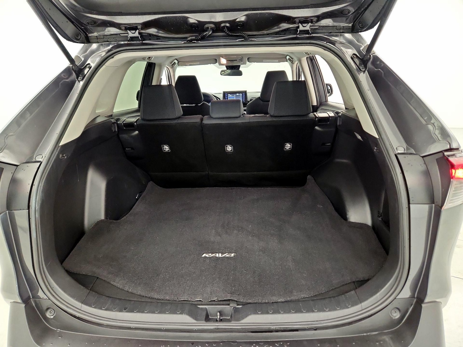 2020 Toyota RAV4 LE - Photo 21