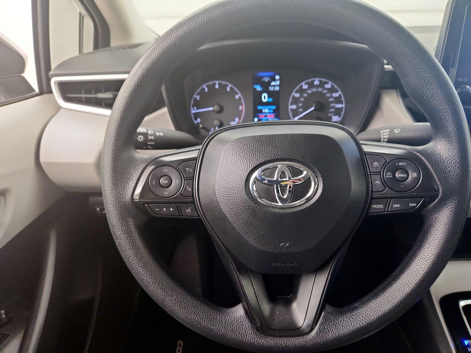 2025 Toyota Corolla LE - Photo 11