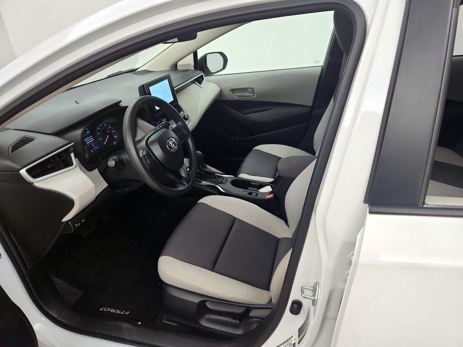 2025 Toyota Corolla LE - Photo 12