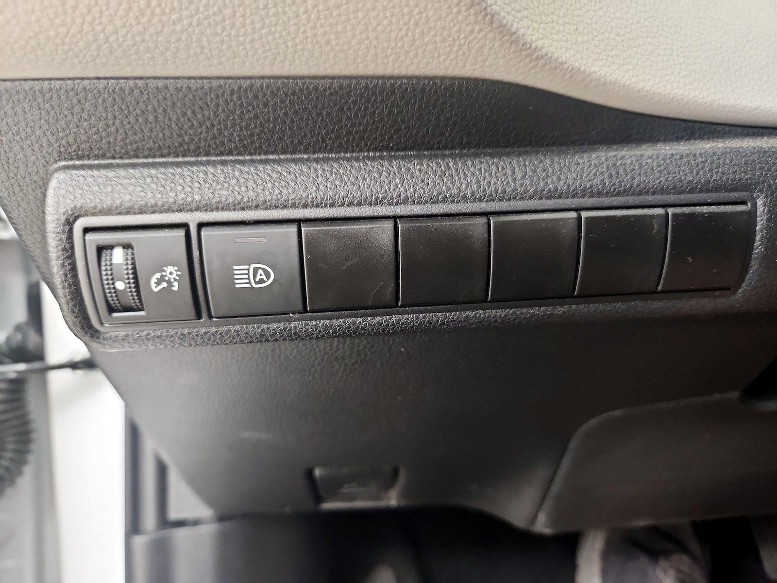 2025 Toyota Corolla LE - Photo 14