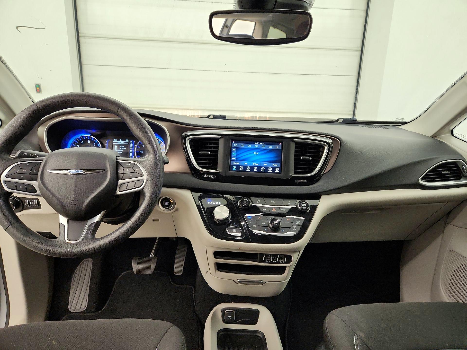 Thumbnail: 2021 Chrysler Voyager - 9