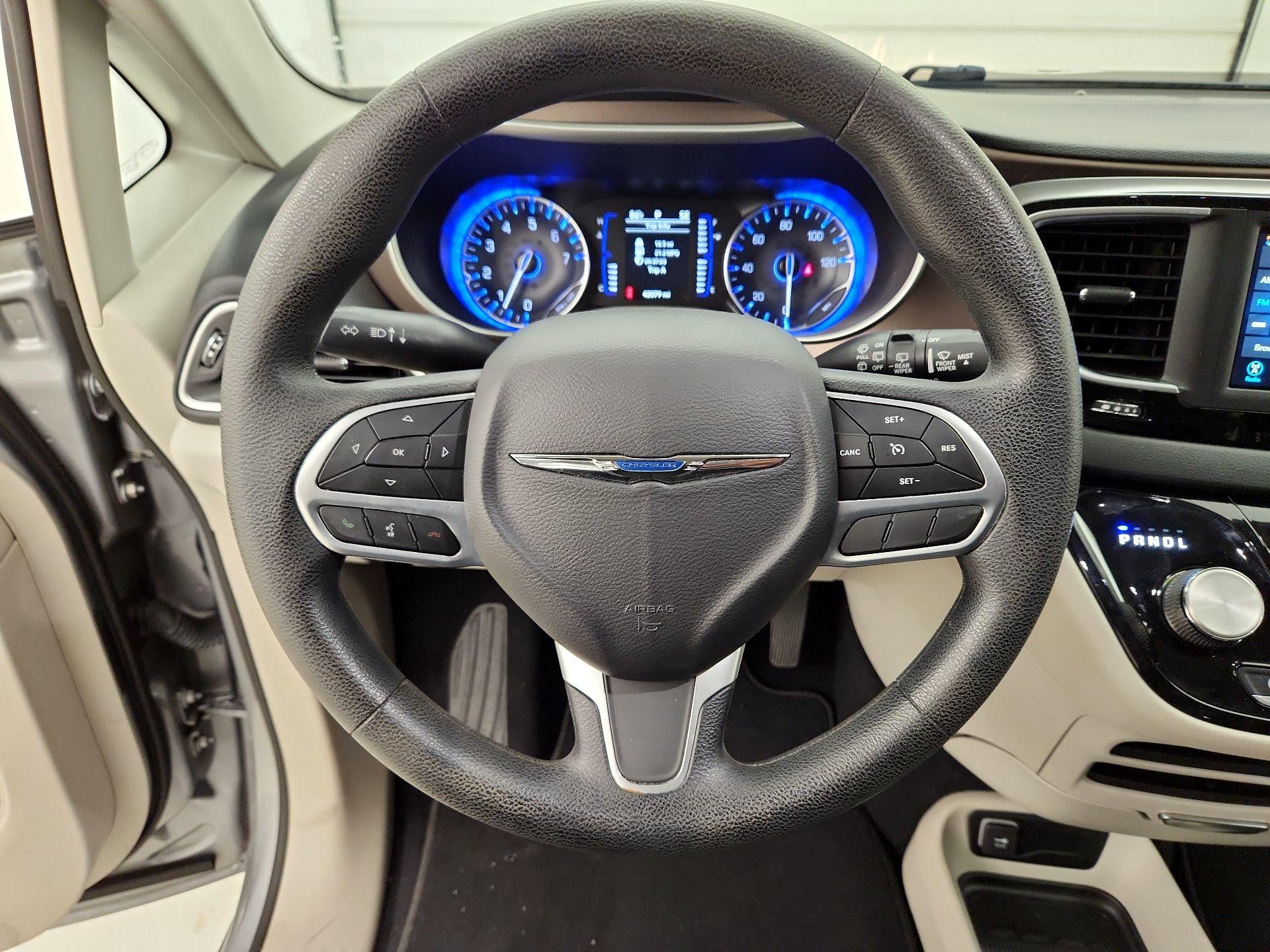 Thumbnail: 2021 Chrysler Voyager - 10