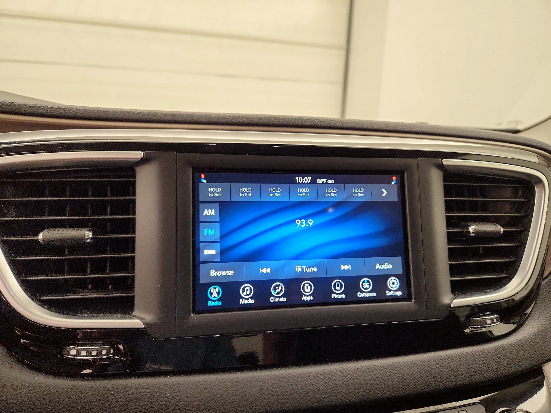Thumbnail: 2021 Chrysler Voyager - 15