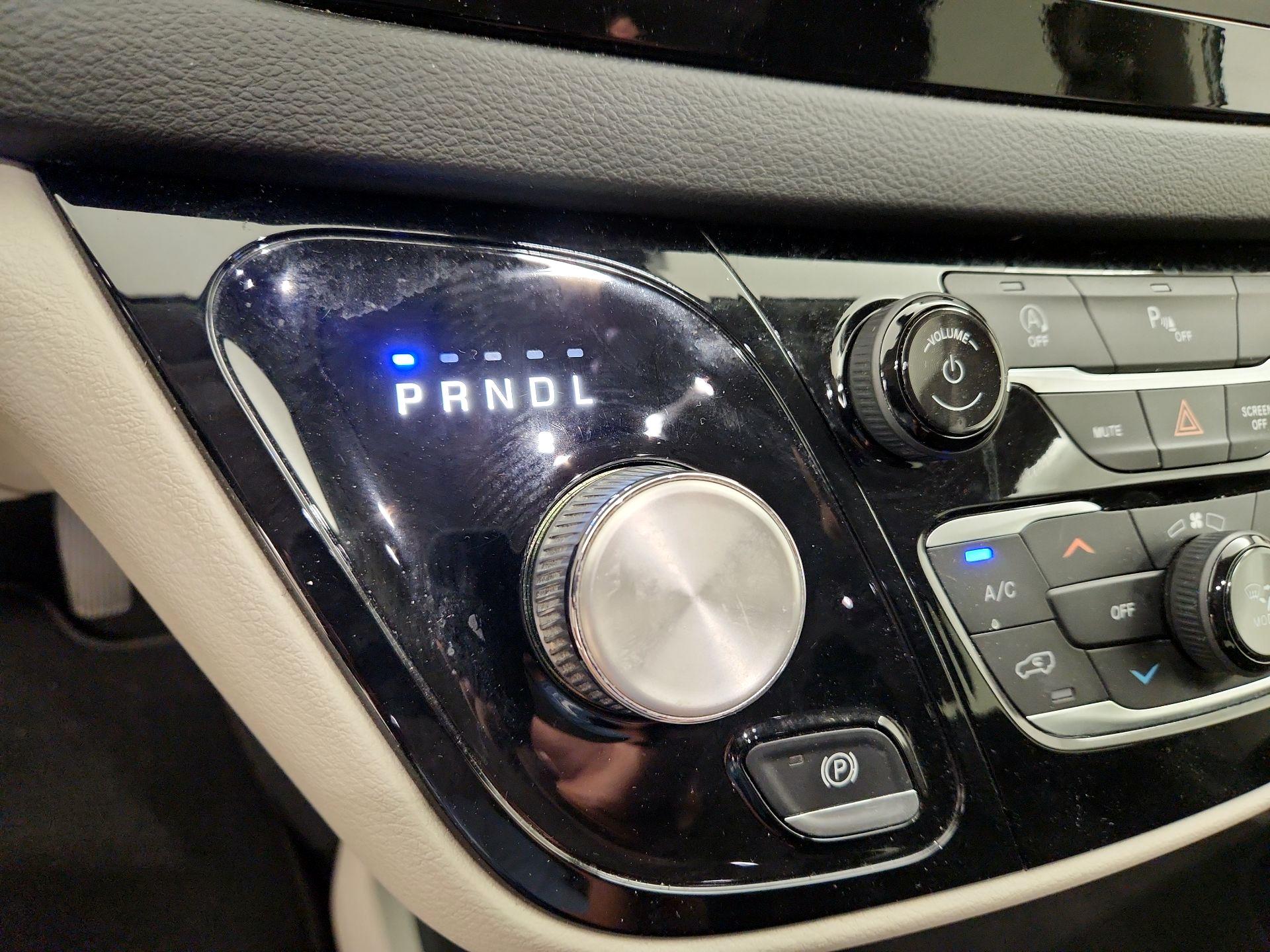 Thumbnail: 2021 Chrysler Voyager - 17