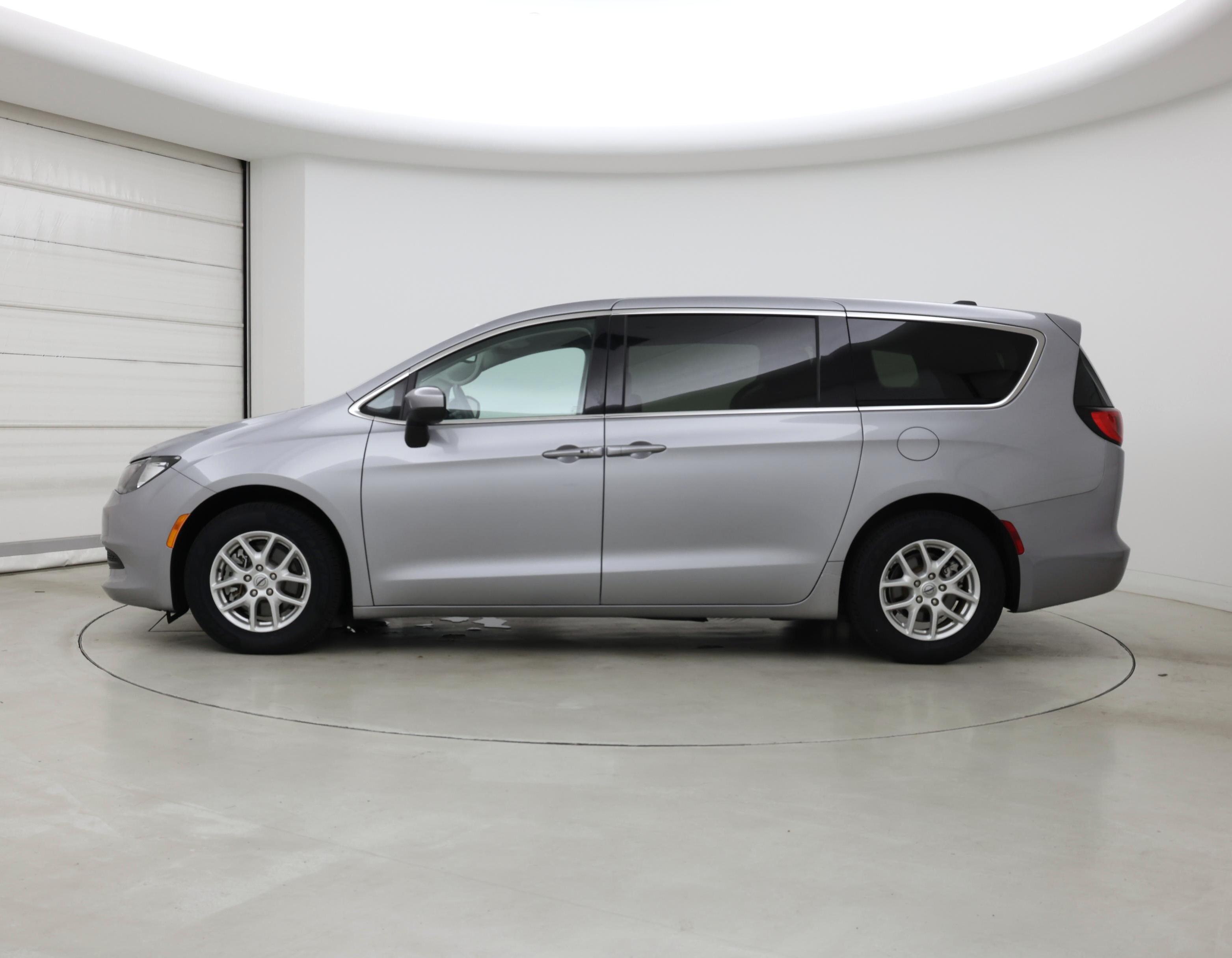Thumbnail: 2021 Chrysler Voyager - 3