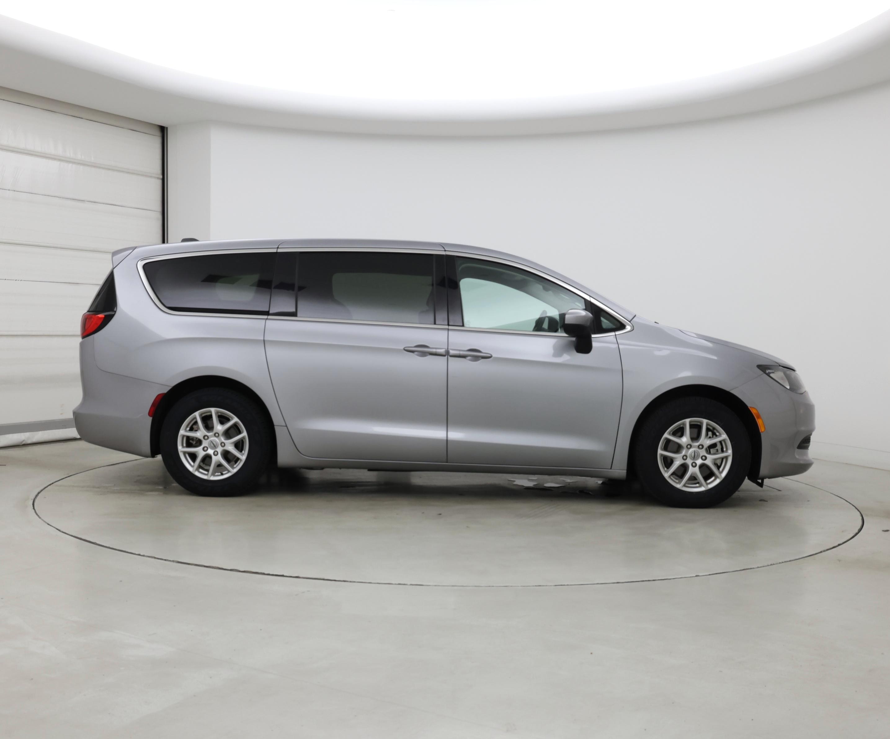 Thumbnail: 2021 Chrysler Voyager - 7