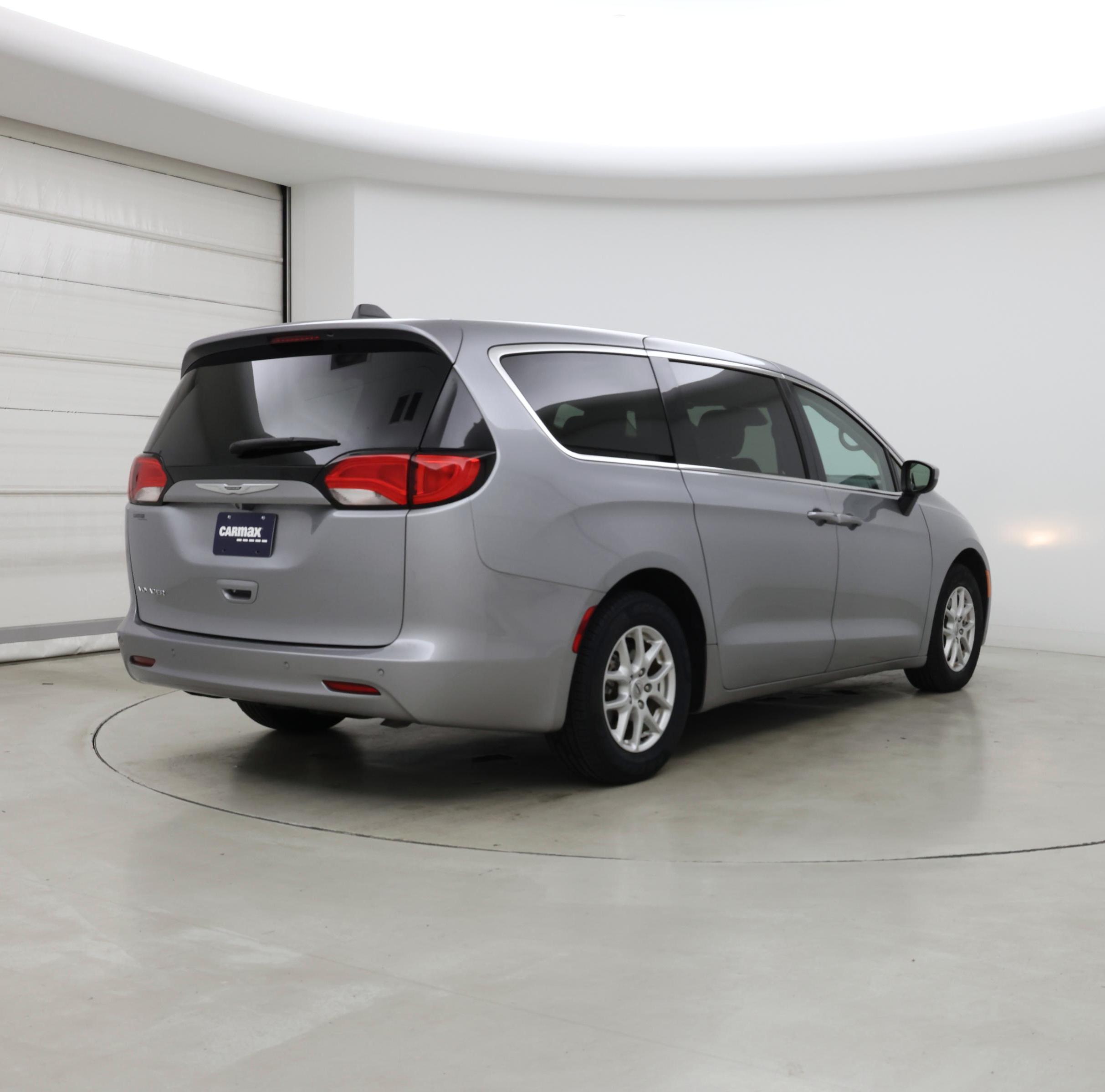 Thumbnail: 2021 Chrysler Voyager - 8