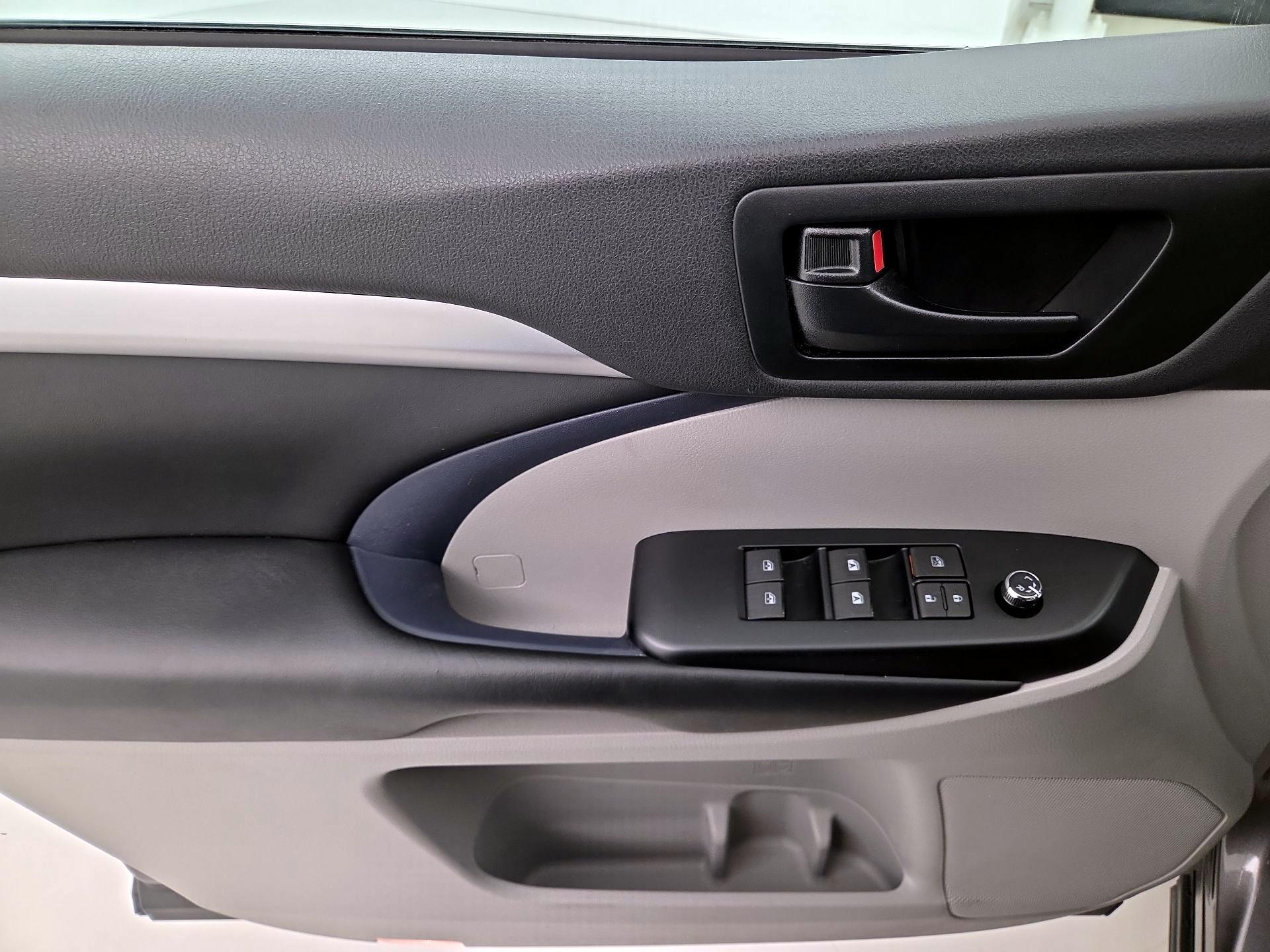 Thumbnail: 2019 Toyota Highlander - 12