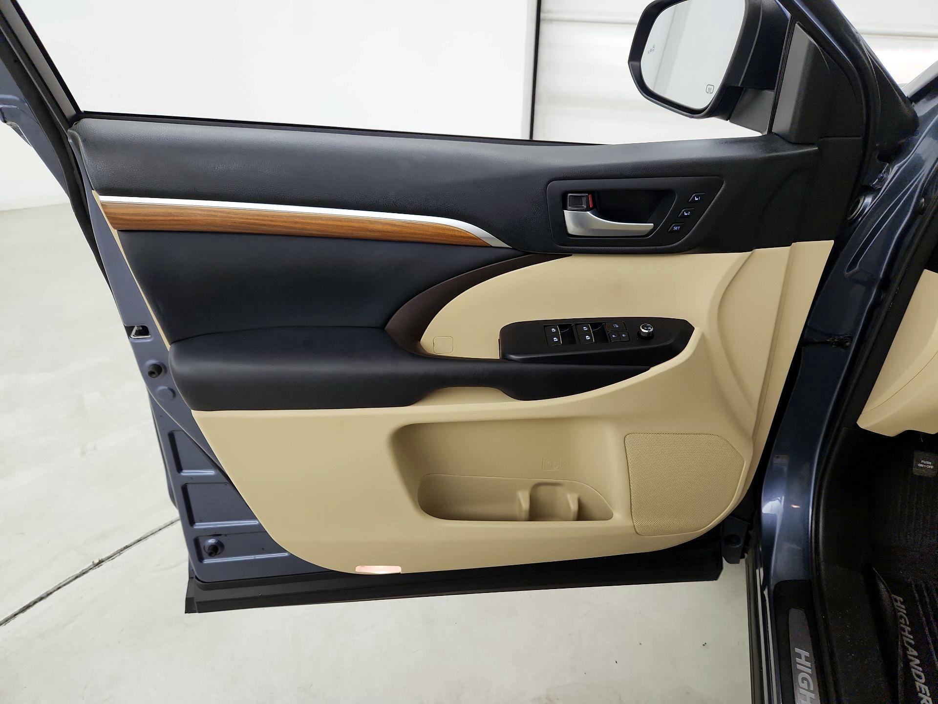 Thumbnail: 2017 Toyota Highlander - 12