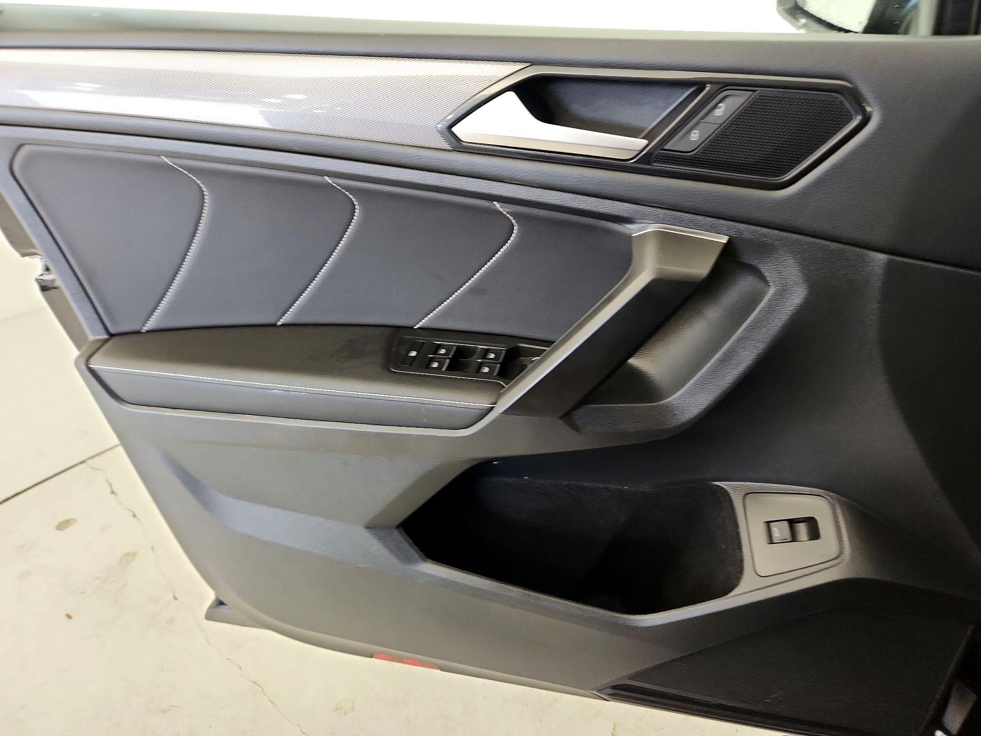 Thumbnail: 2023 Volkswagen Tiguan - 12