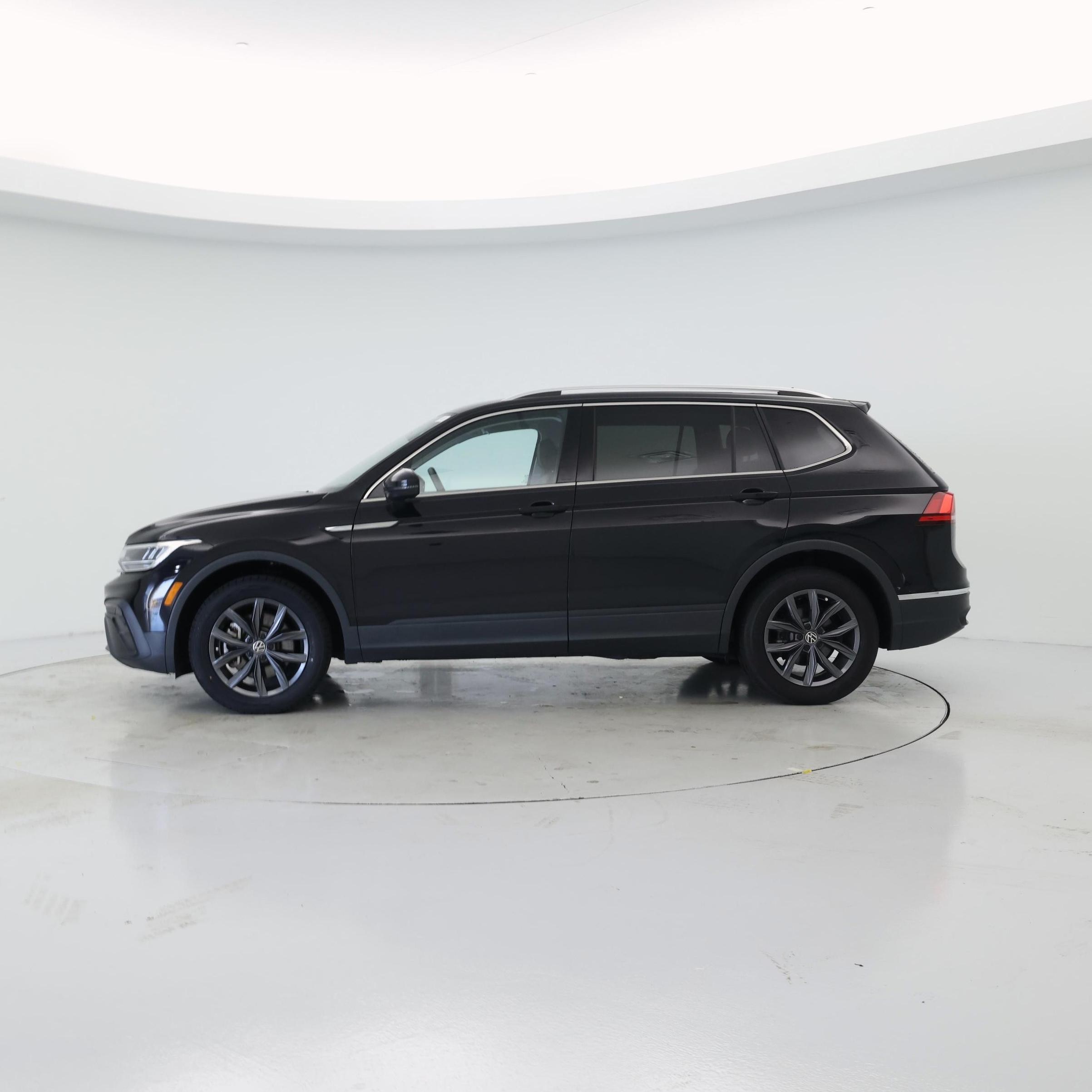 Thumbnail: 2023 Volkswagen Tiguan - 3