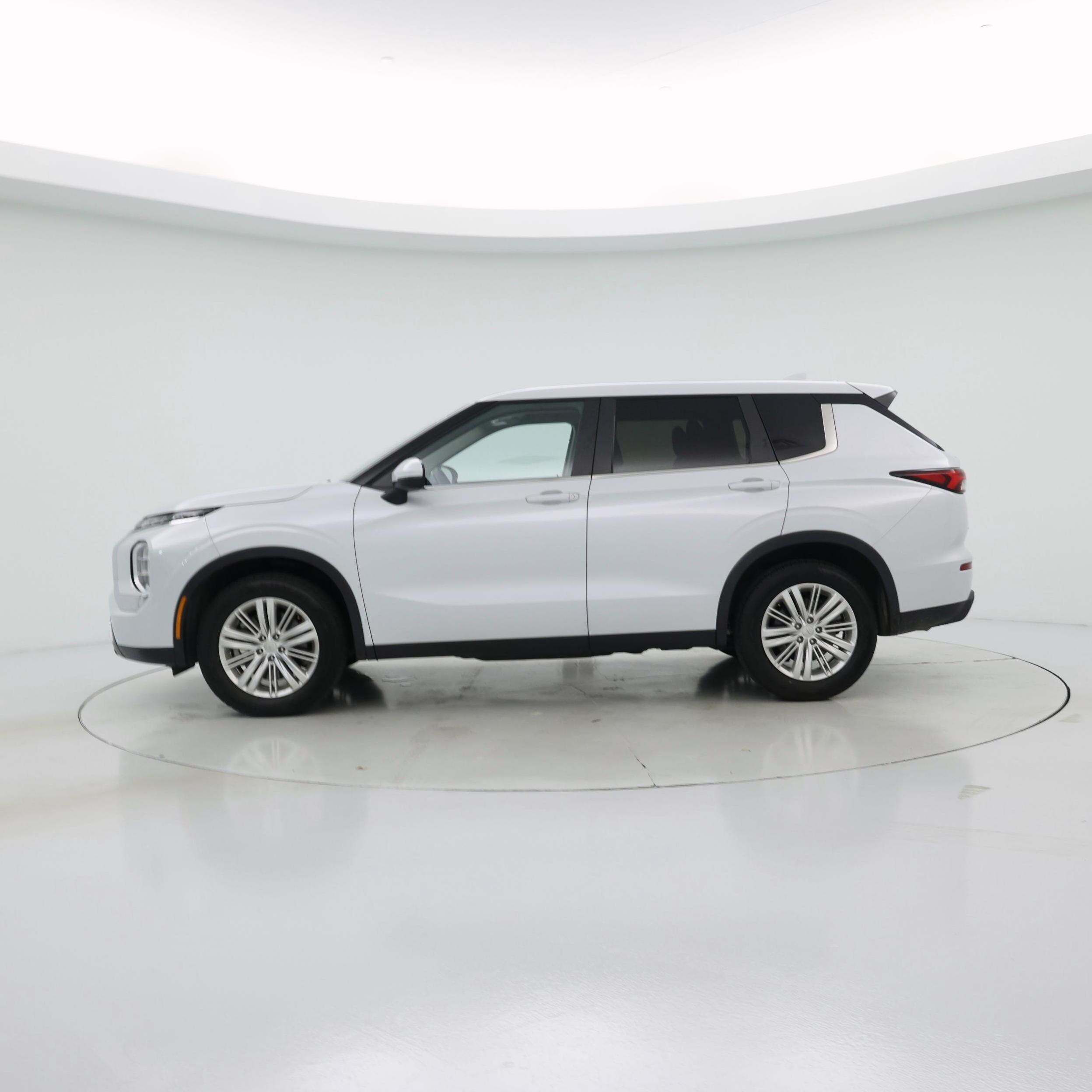 Thumbnail: 2024 Mitsubishi Outlander - 3