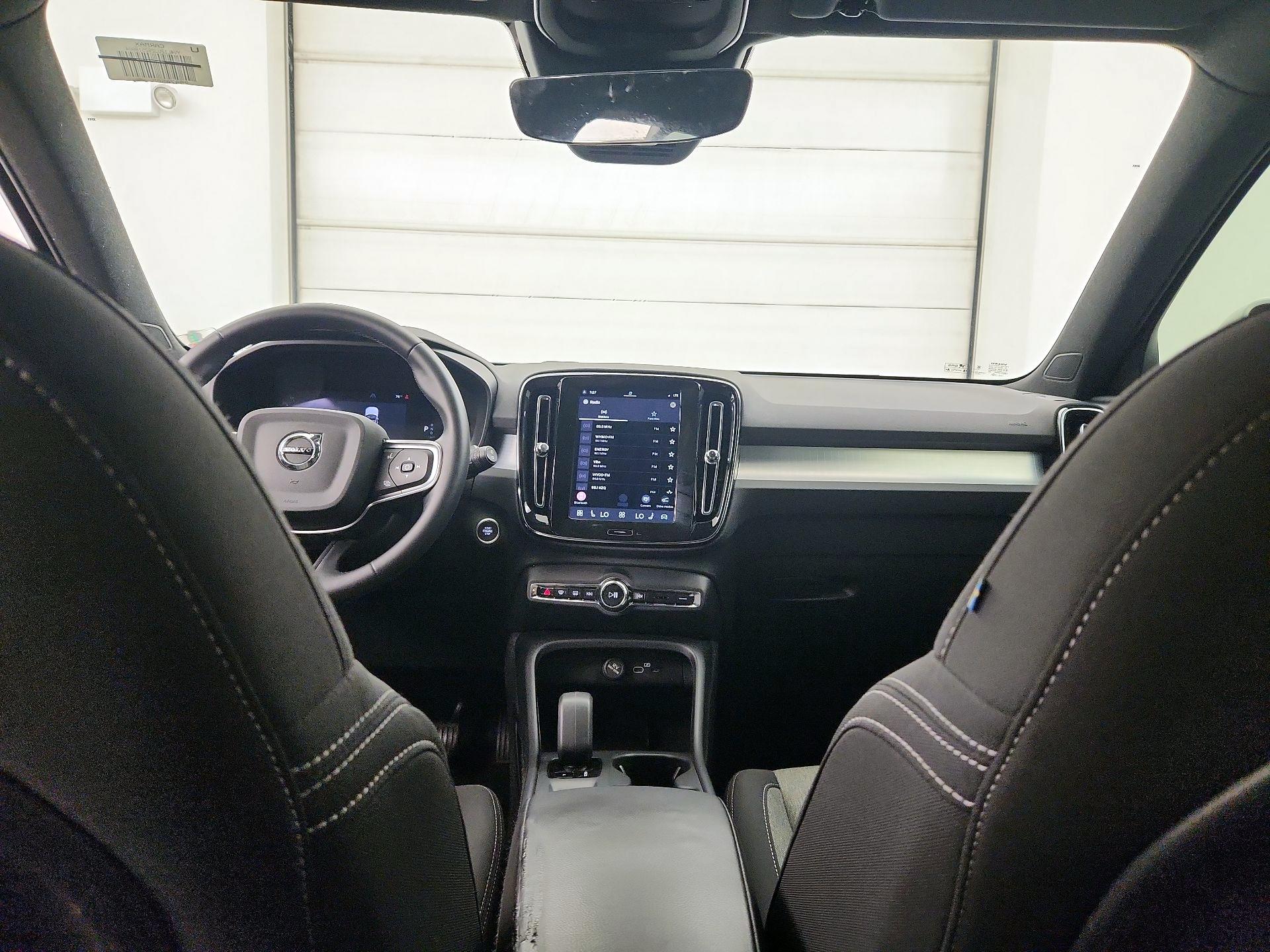Thumbnail: 2025 Volvo XC40 - 9