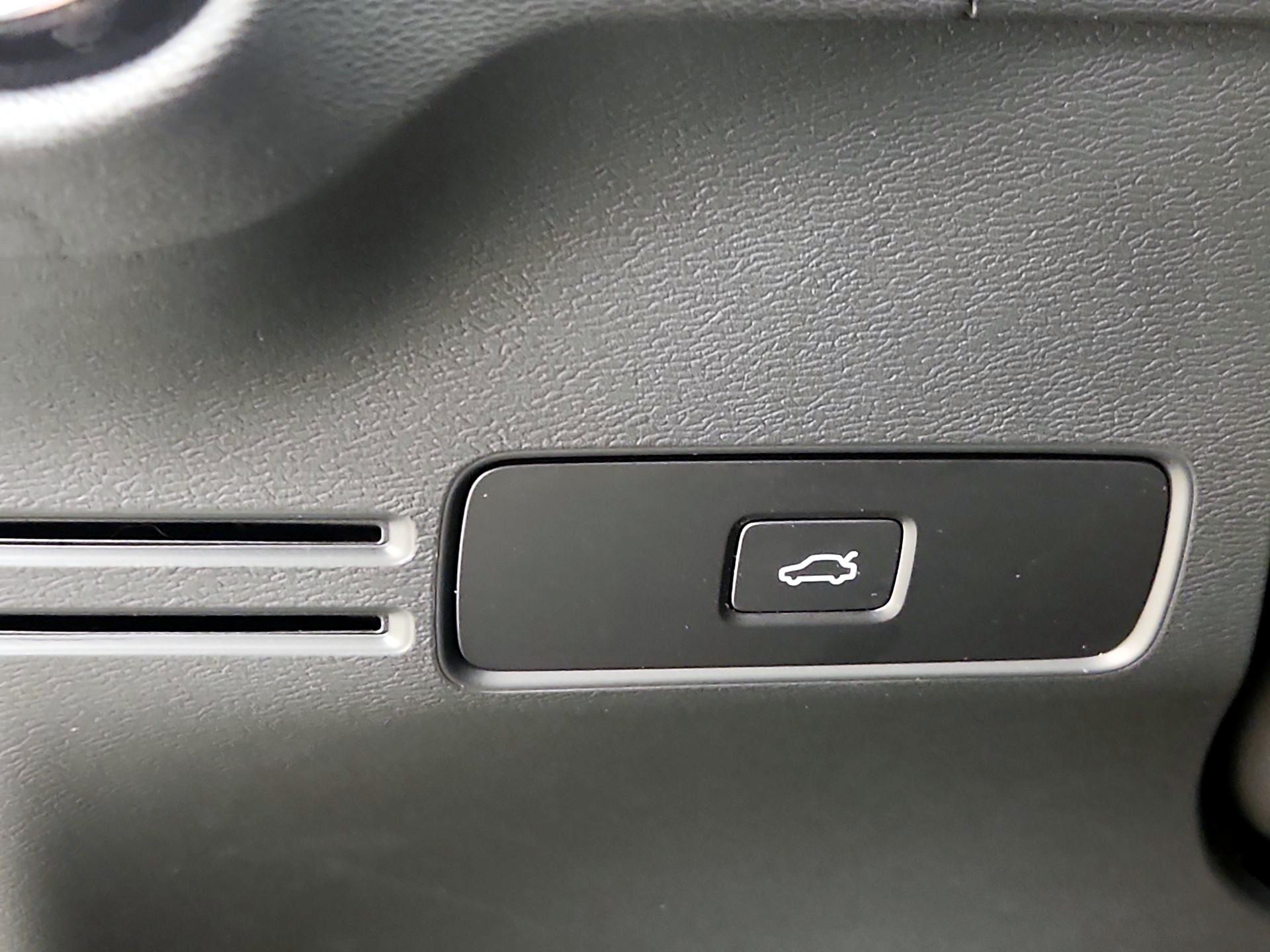 Thumbnail: 2025 Volvo XC40 - 13