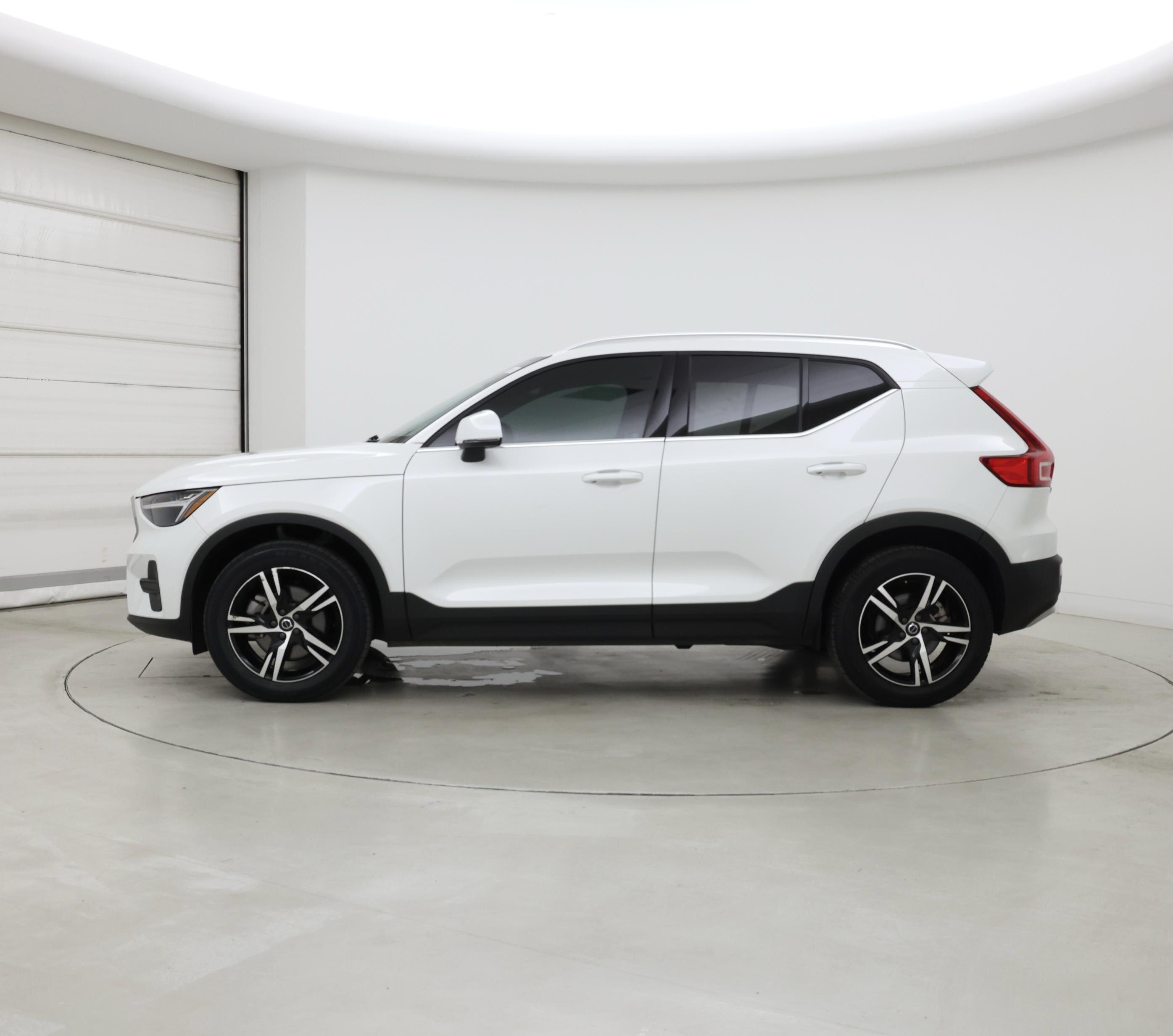 Thumbnail: 2025 Volvo XC40 - 3