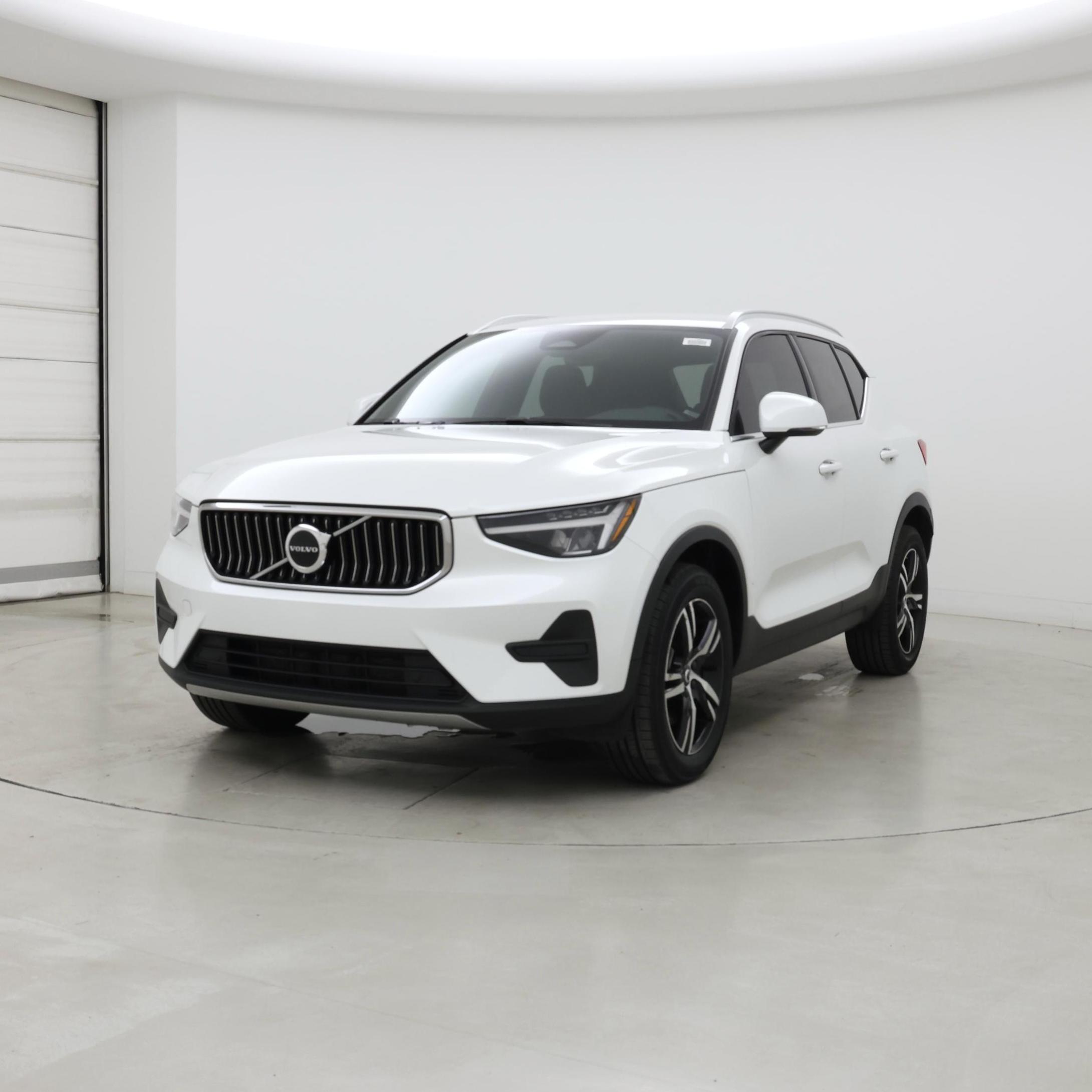 Thumbnail: 2025 Volvo XC40 - 4