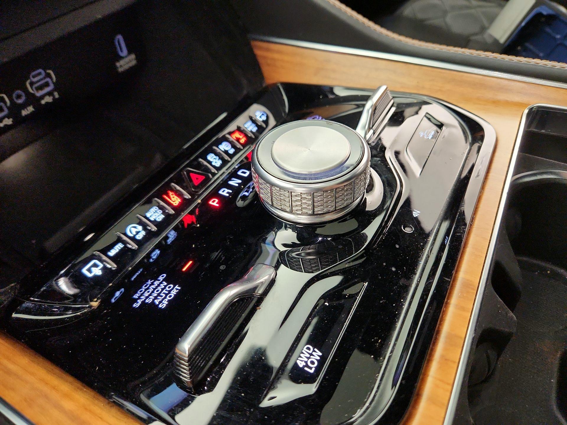 Thumbnail: 2023 Jeep Grand Wagoneer - 18