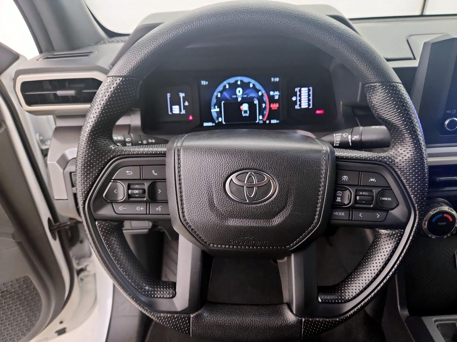 2025 Toyota Tacoma SR5 - Photo 11