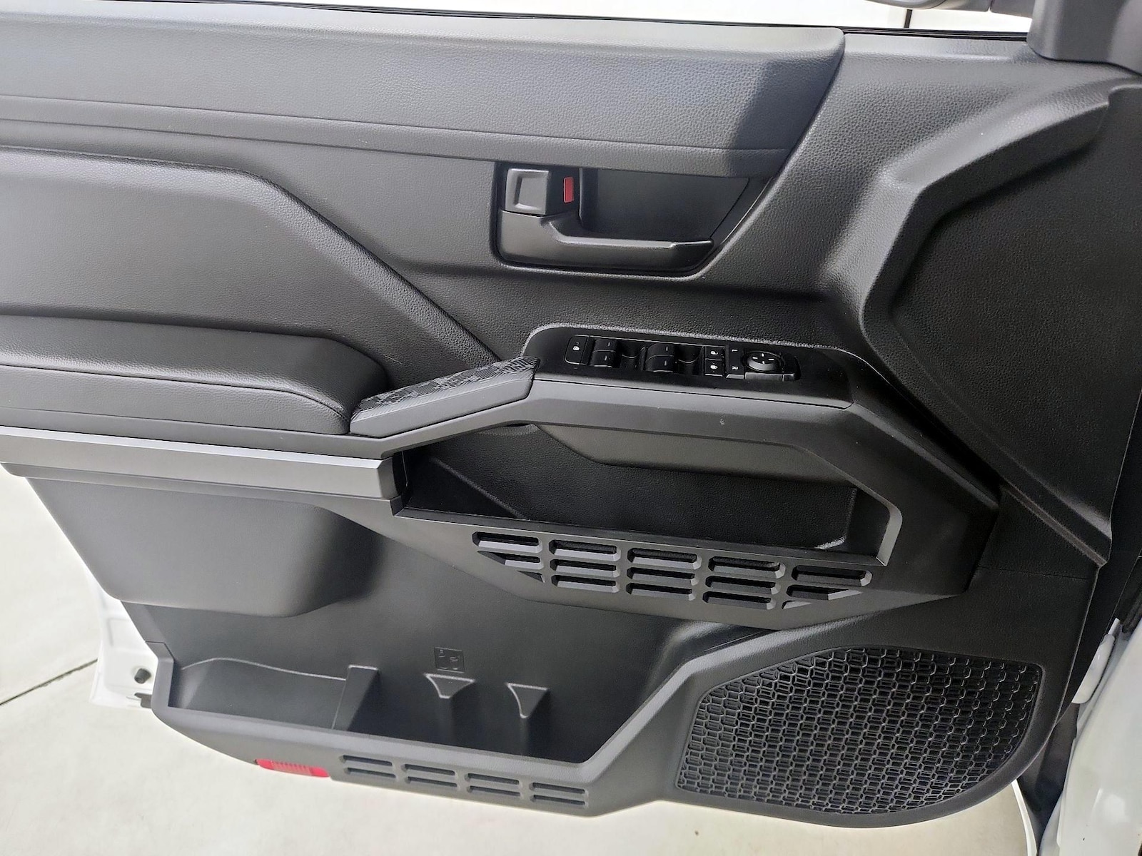 2025 Toyota Tacoma SR5 - Photo 13