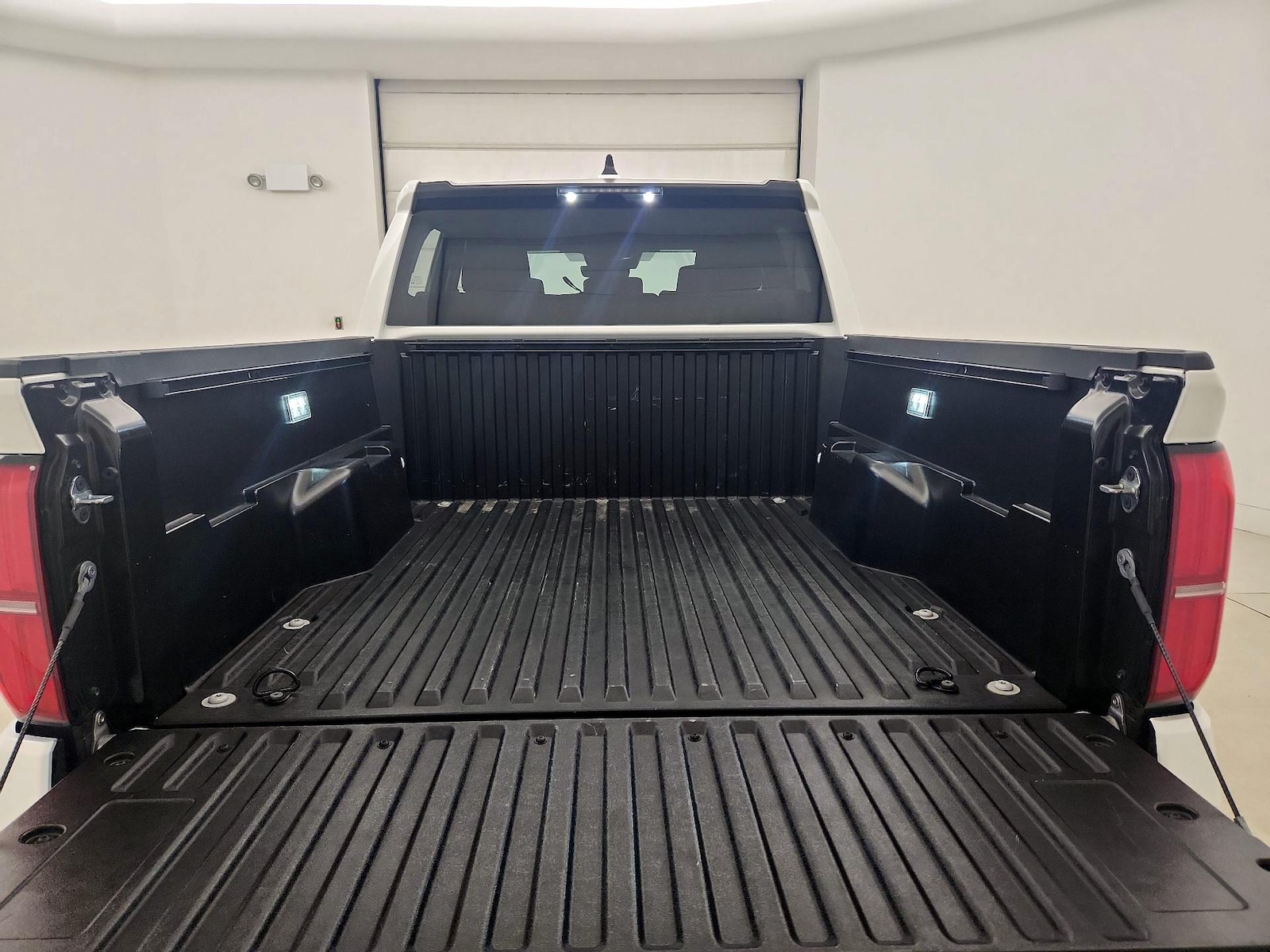 2025 Toyota Tacoma SR5 - Photo 22