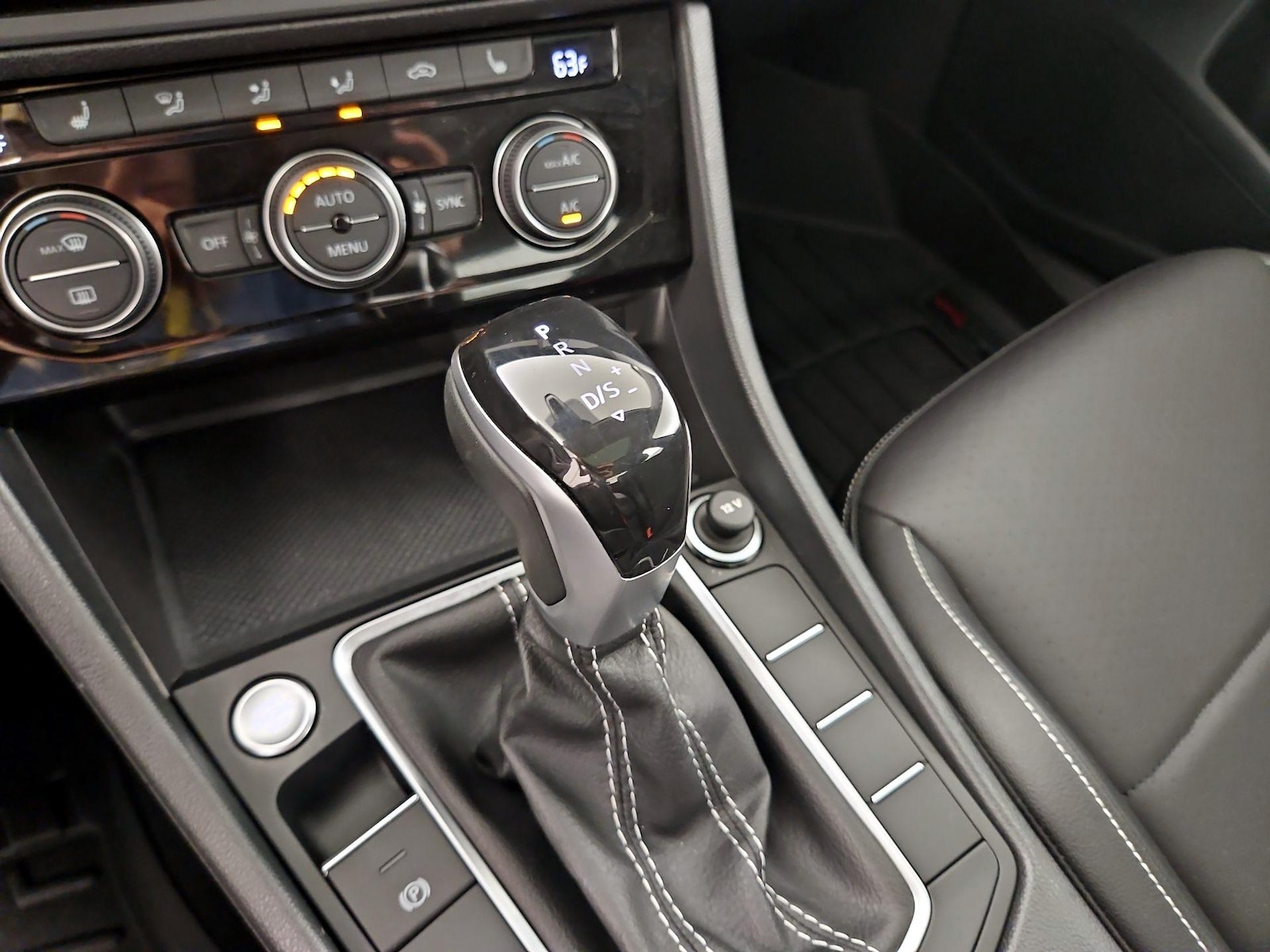2023 Volkswagen Jetta SE - Photo 18