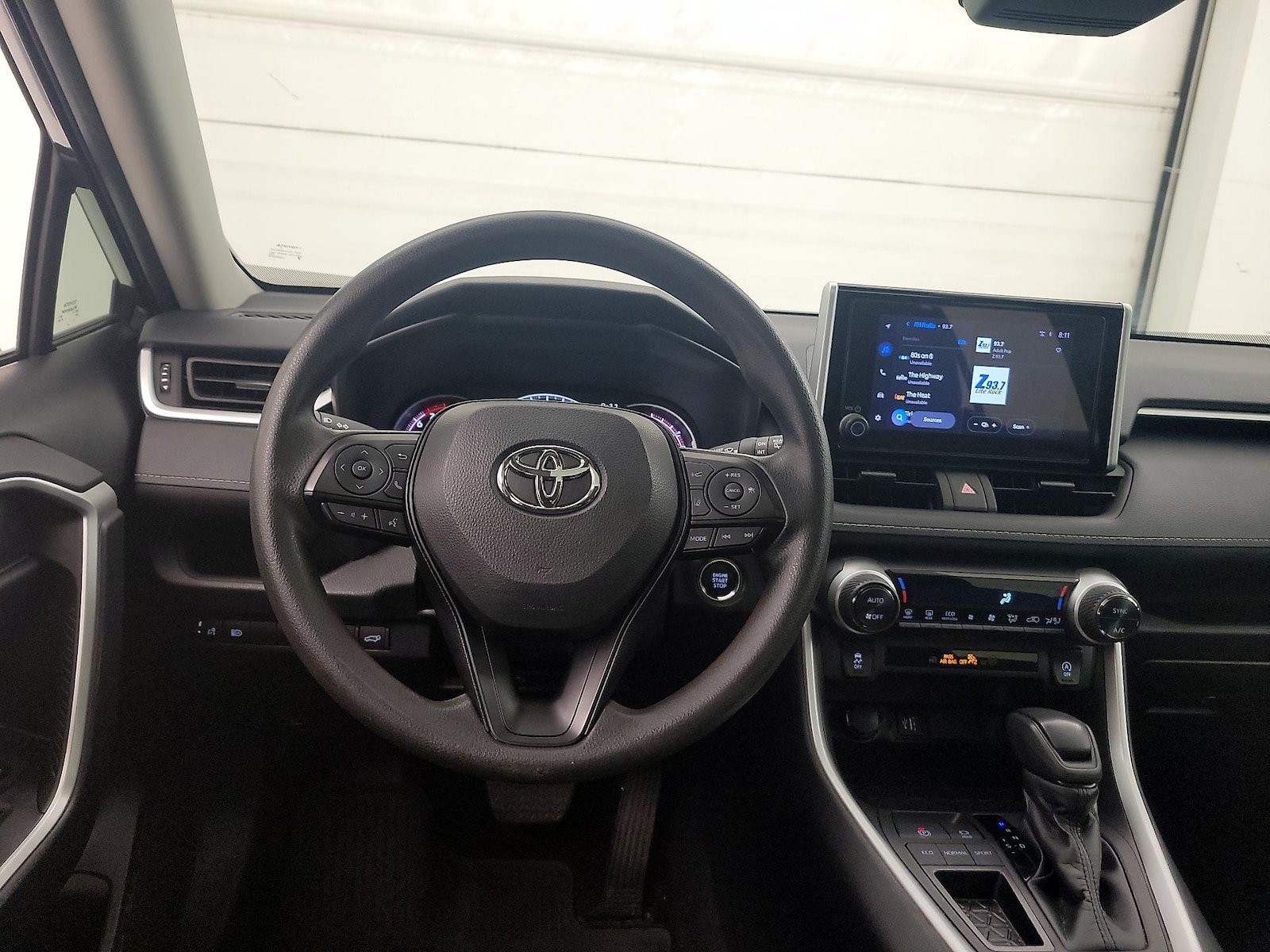 2024 Toyota RAV4 XLE - Photo 11