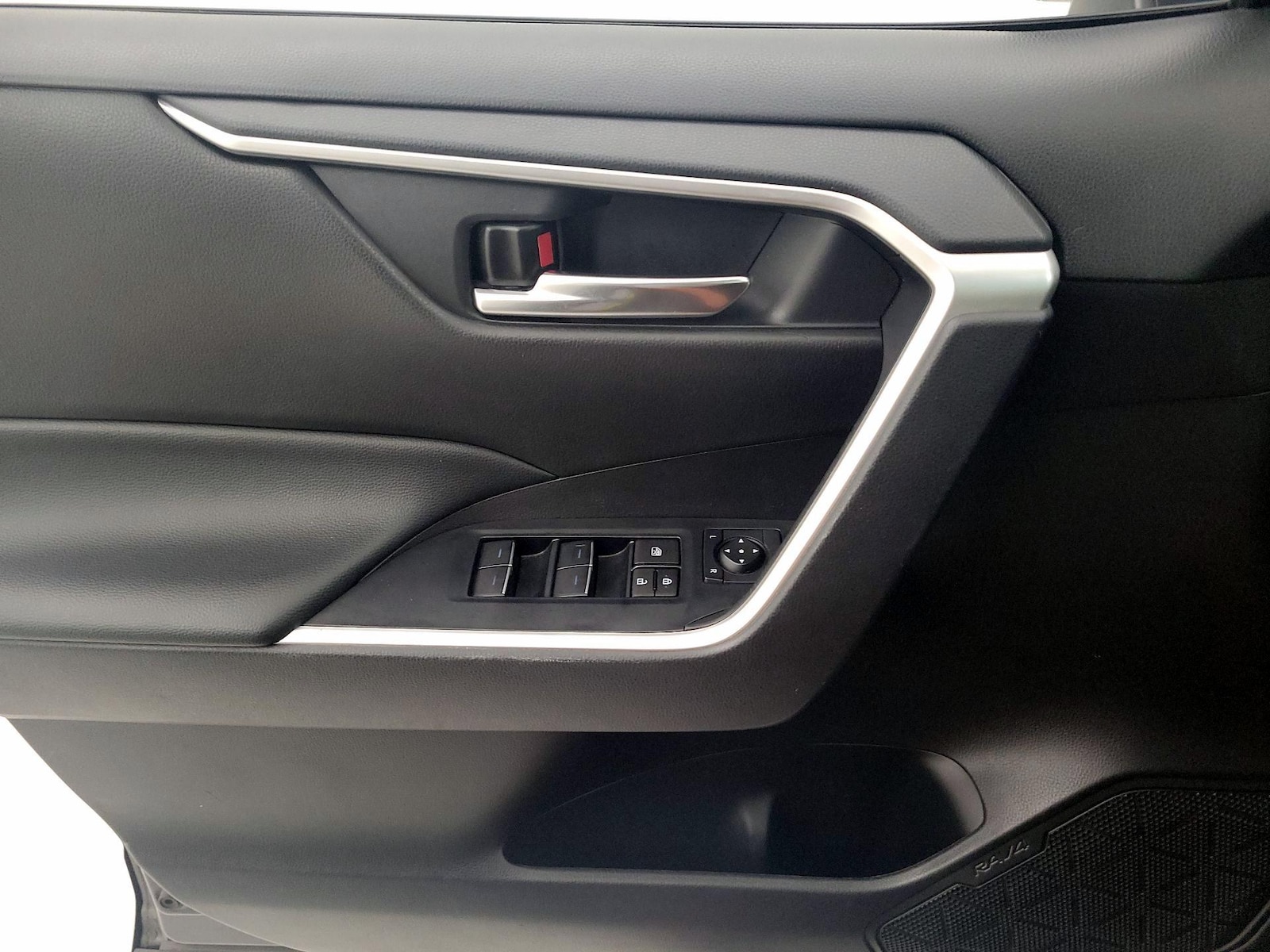2024 Toyota RAV4 XLE - Photo 13