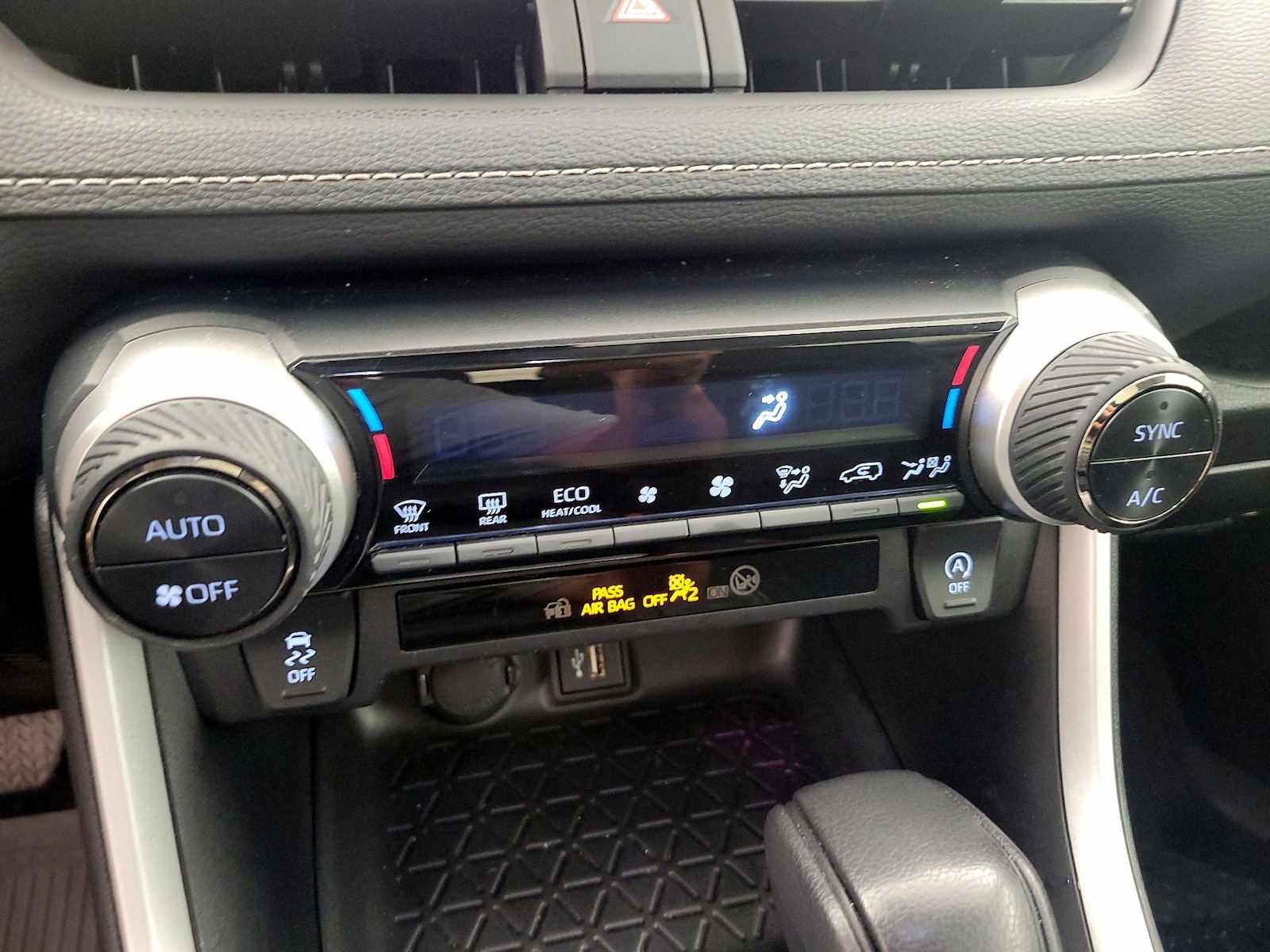 2024 Toyota RAV4 XLE - Photo 17