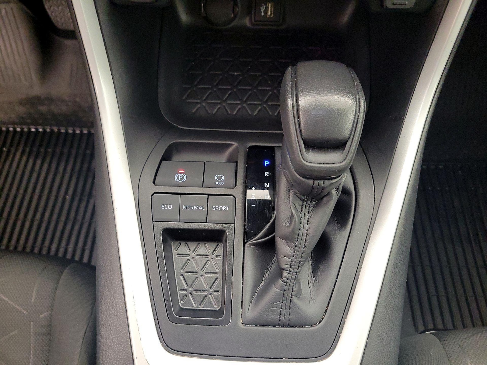 2024 Toyota RAV4 XLE - Photo 18