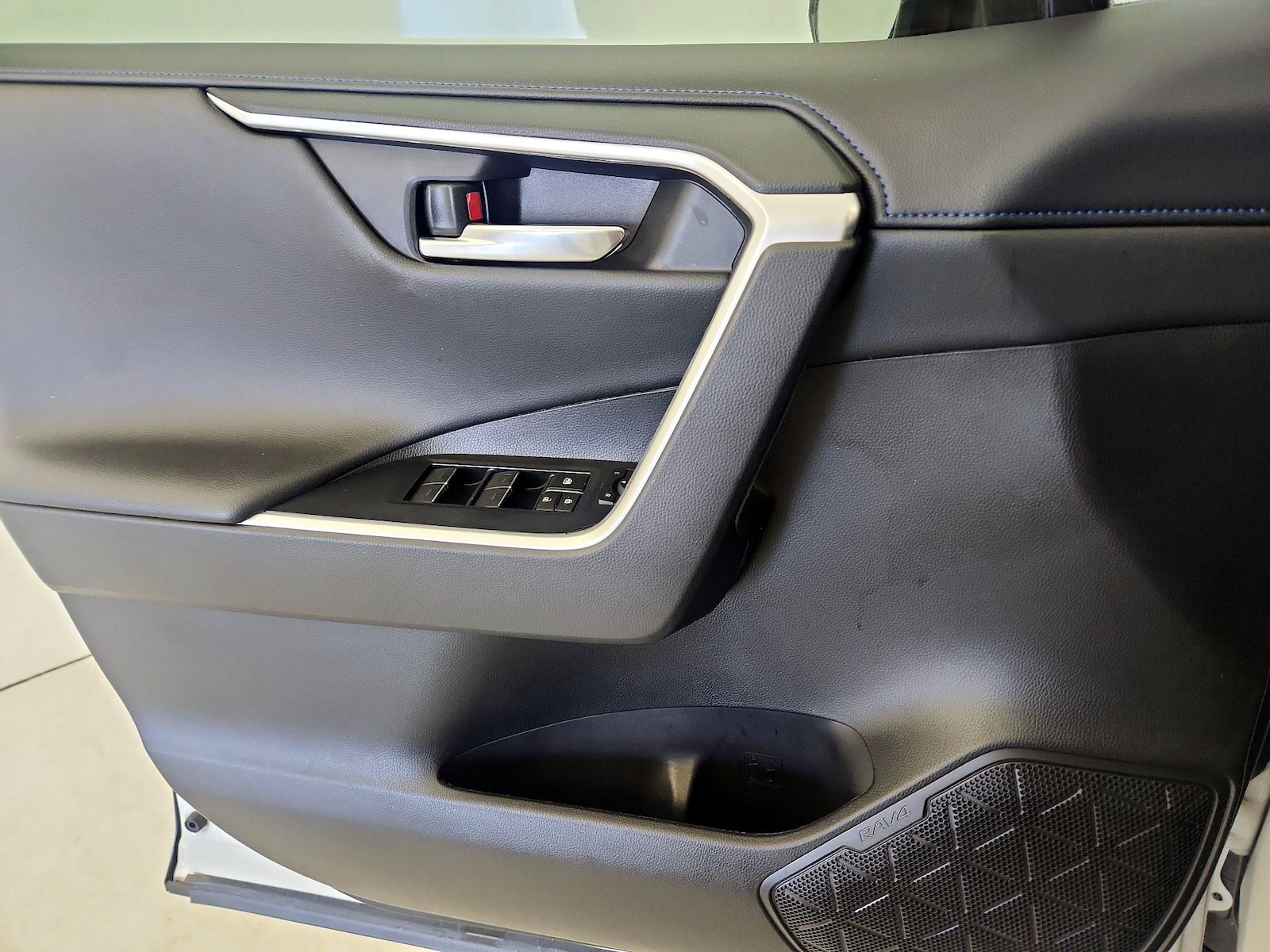 2022 Toyota RAV4 XSE - Photo 13