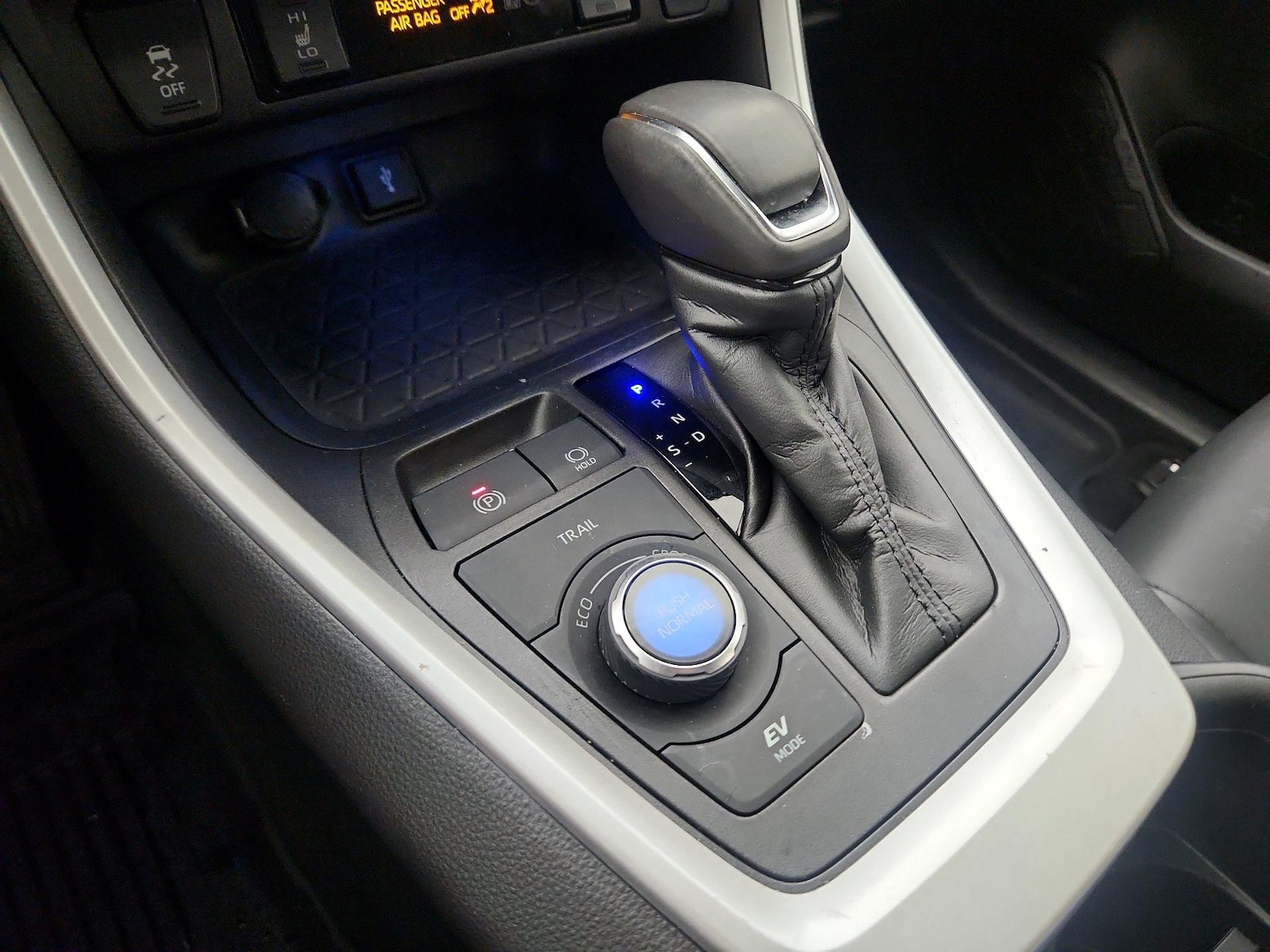2022 Toyota RAV4 XSE - Photo 16