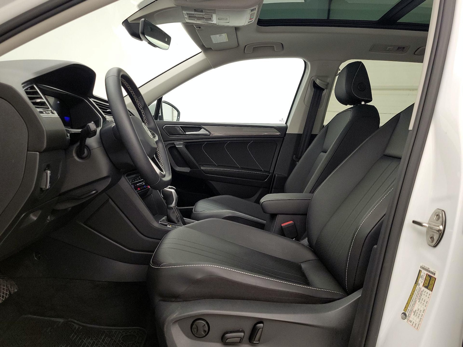 2023 Volkswagen Tiguan SE - Photo 12