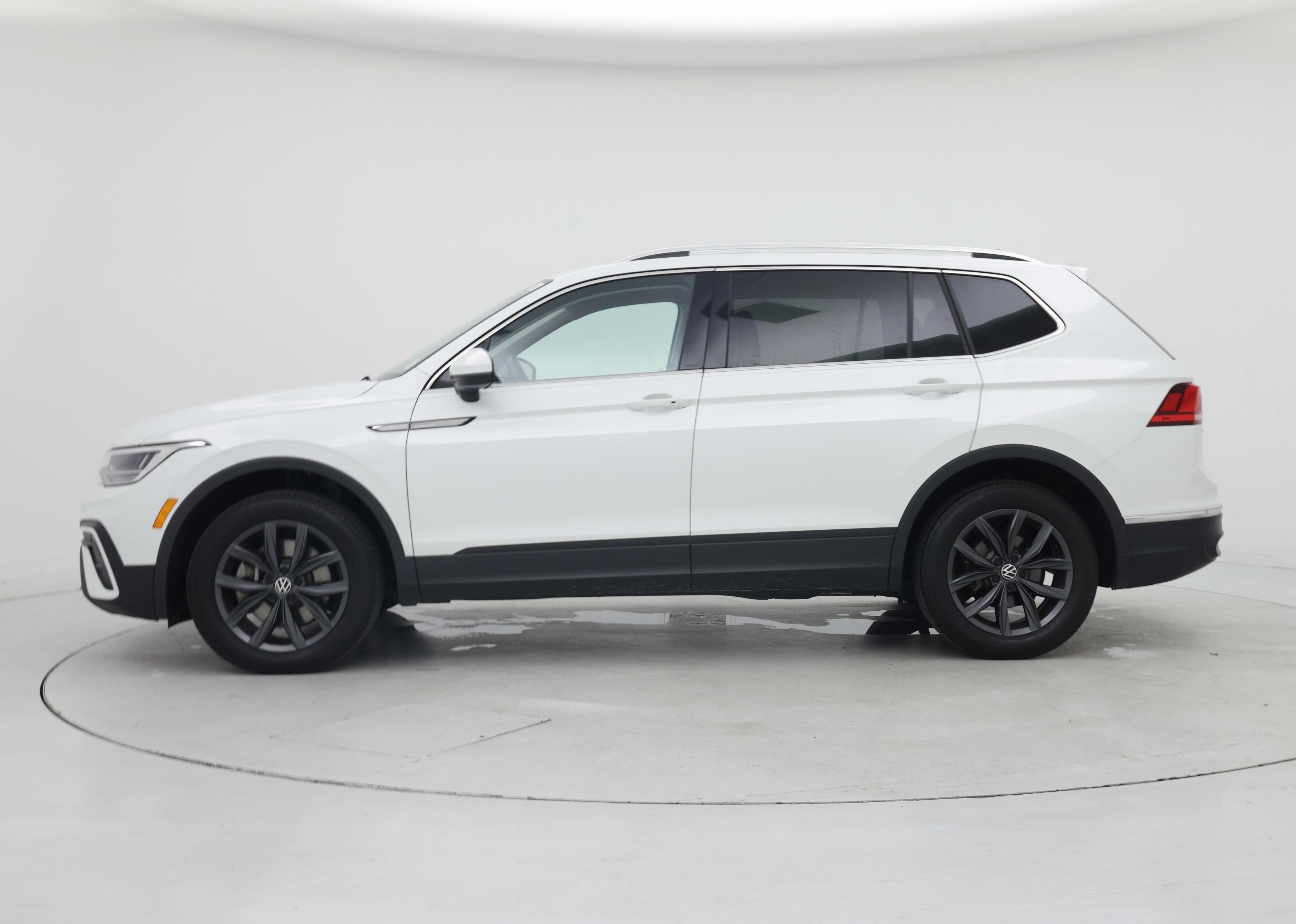 Thumbnail: 2023 Volkswagen Tiguan - 3
