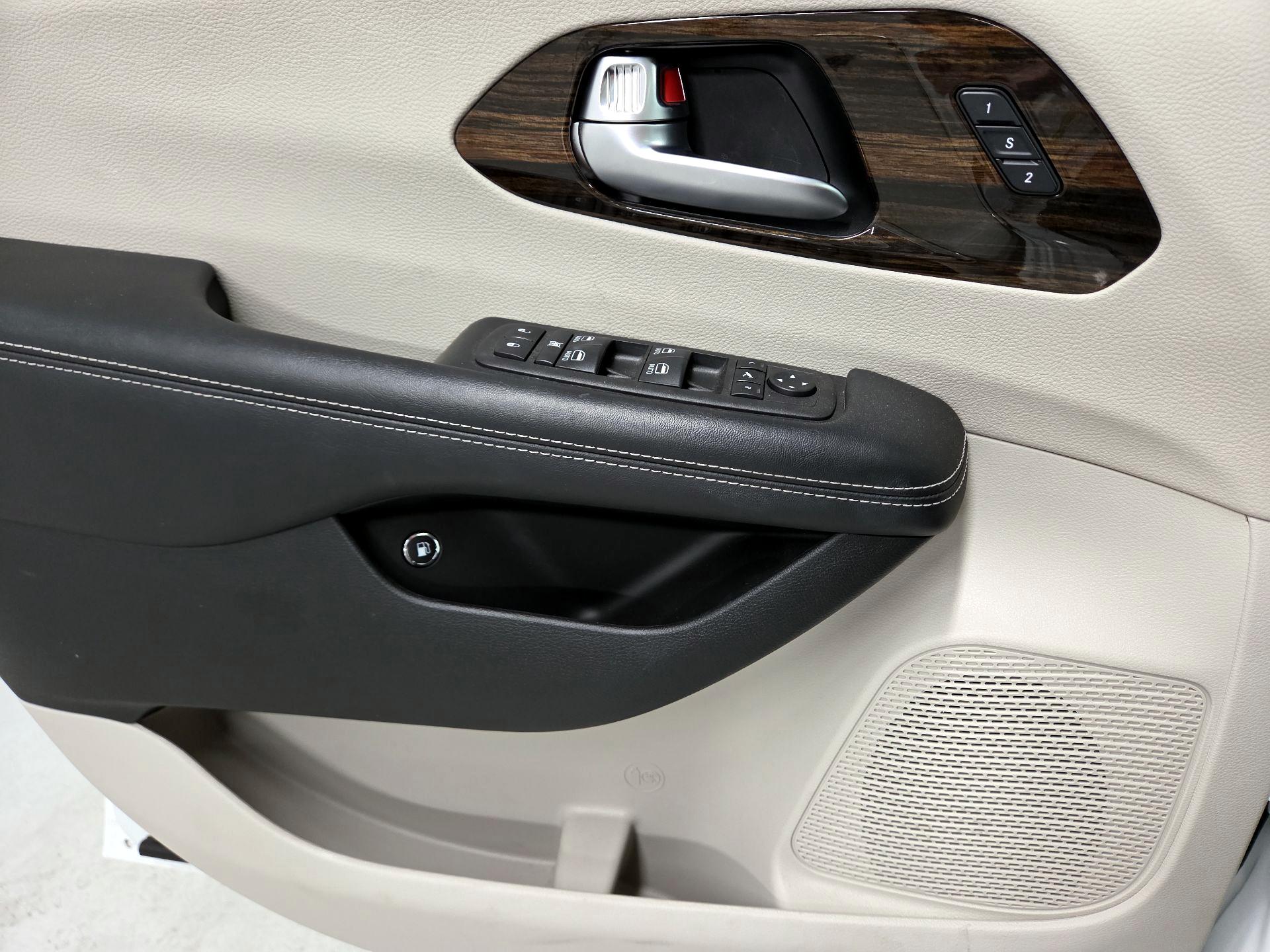 Thumbnail: 2023 Chrysler Pacifica - 12