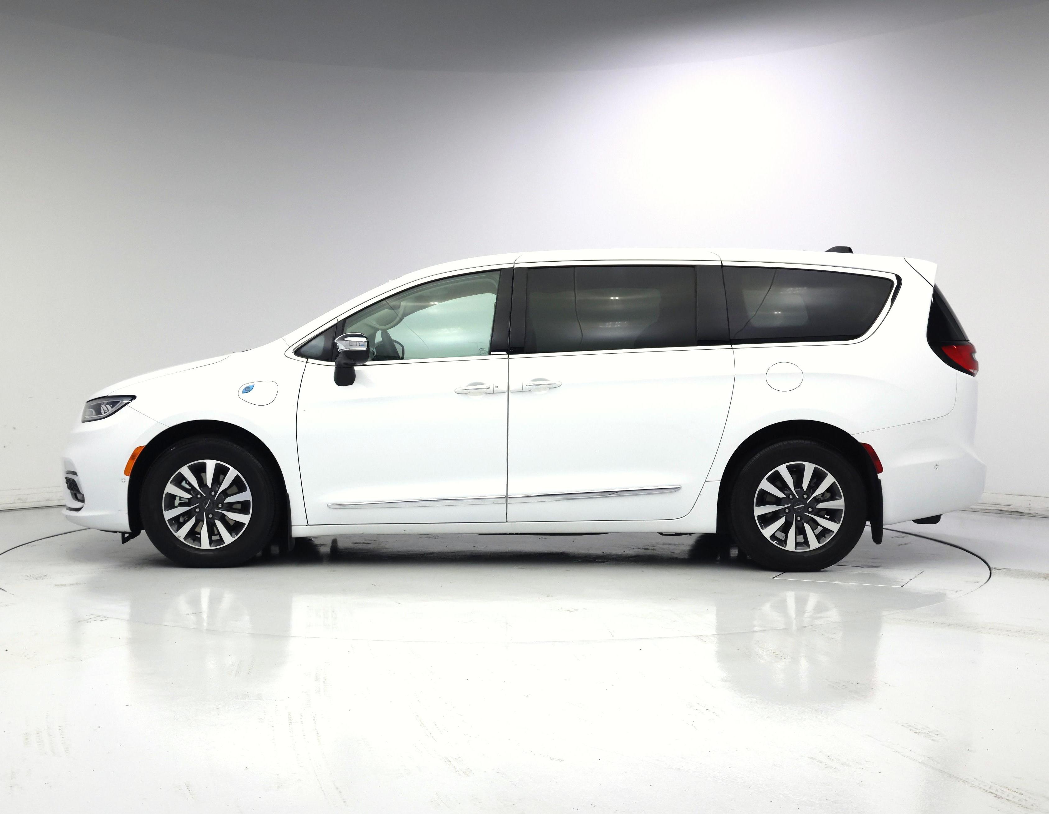 Thumbnail: 2023 Chrysler Pacifica - 3