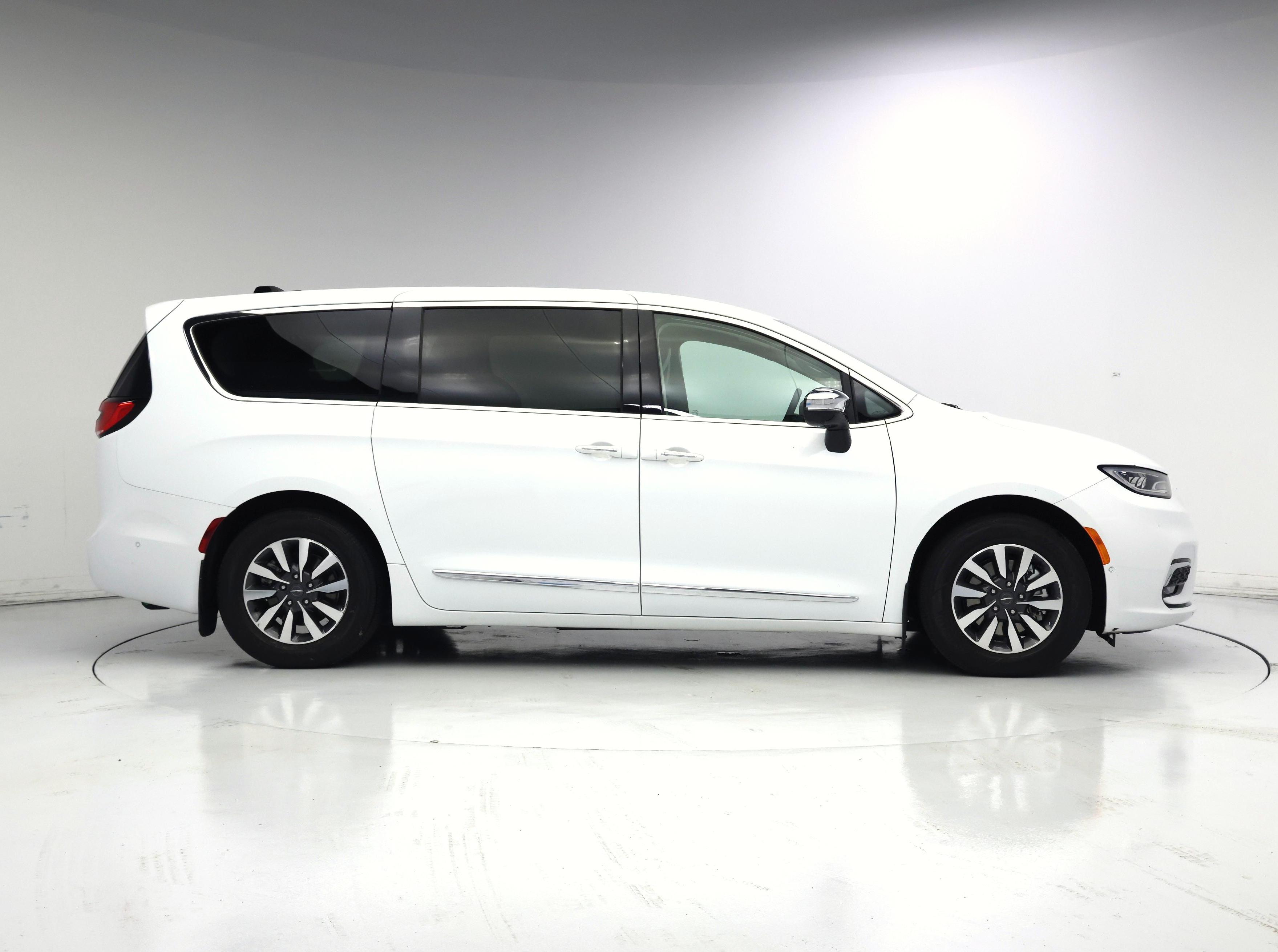 Thumbnail: 2023 Chrysler Pacifica - 7