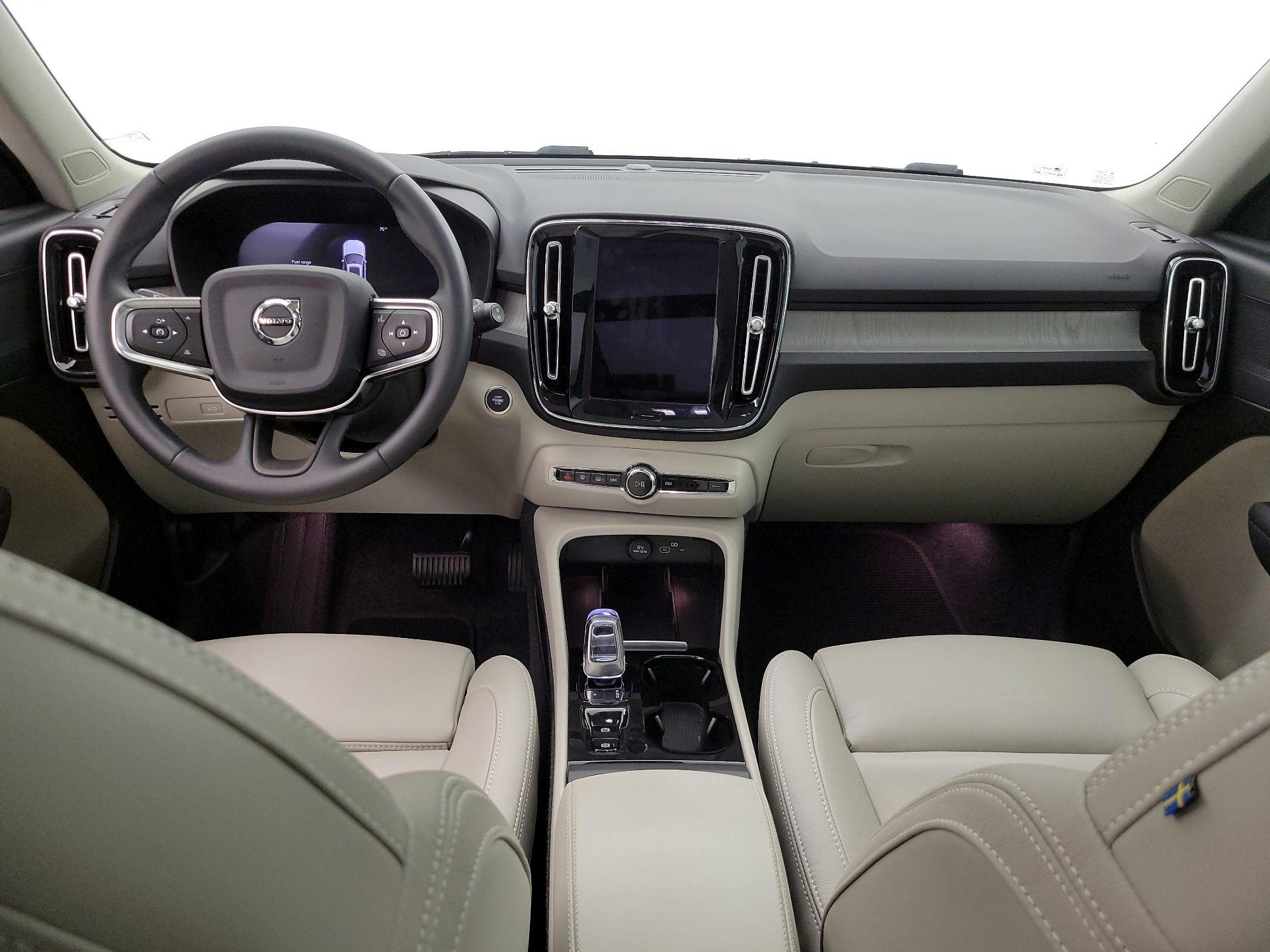 Thumbnail: 2025 Volvo XC40 - 9