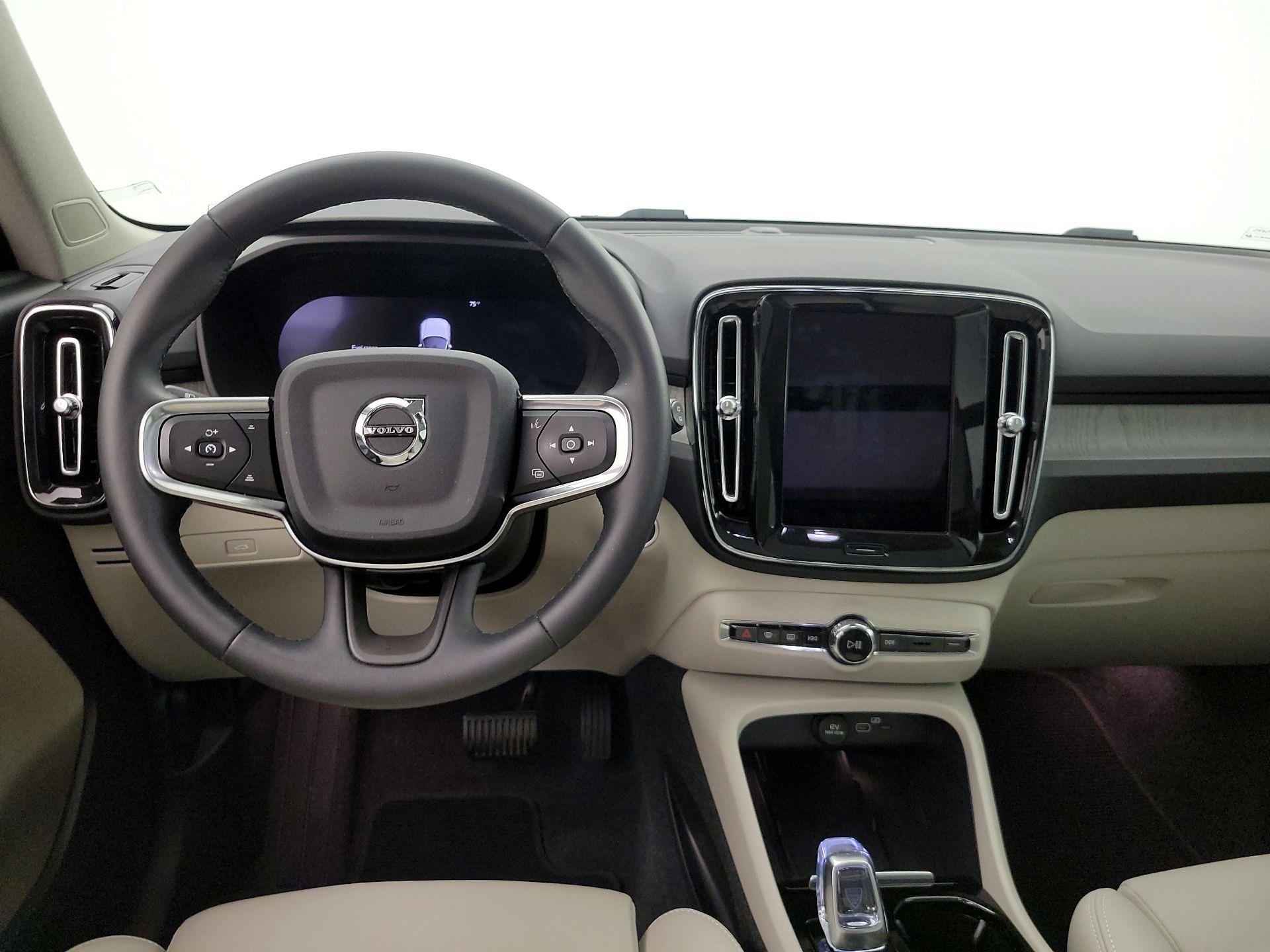 Thumbnail: 2025 Volvo XC40 - 10
