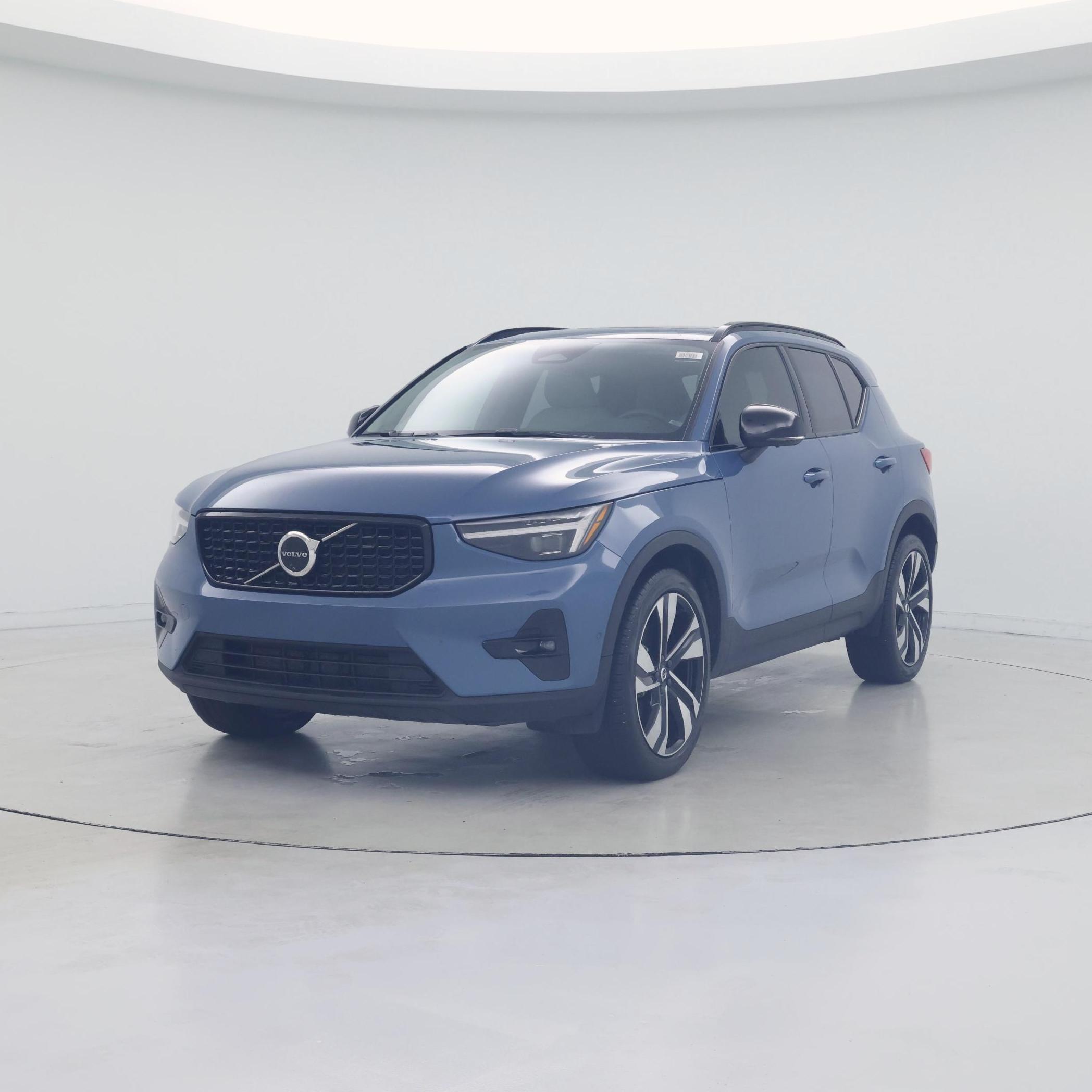 Thumbnail: 2025 Volvo XC40 - 4