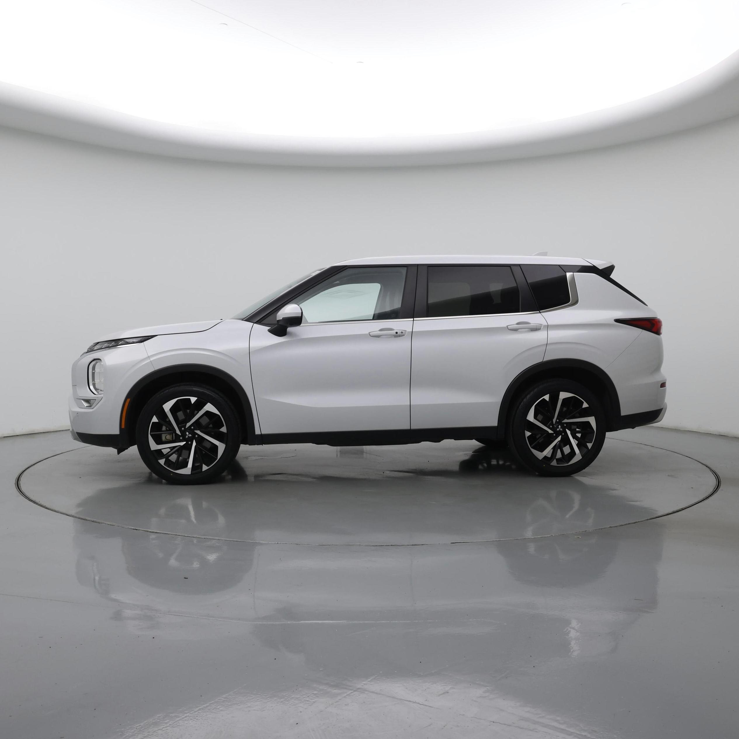 Thumbnail: 2024 Mitsubishi Outlander - 3