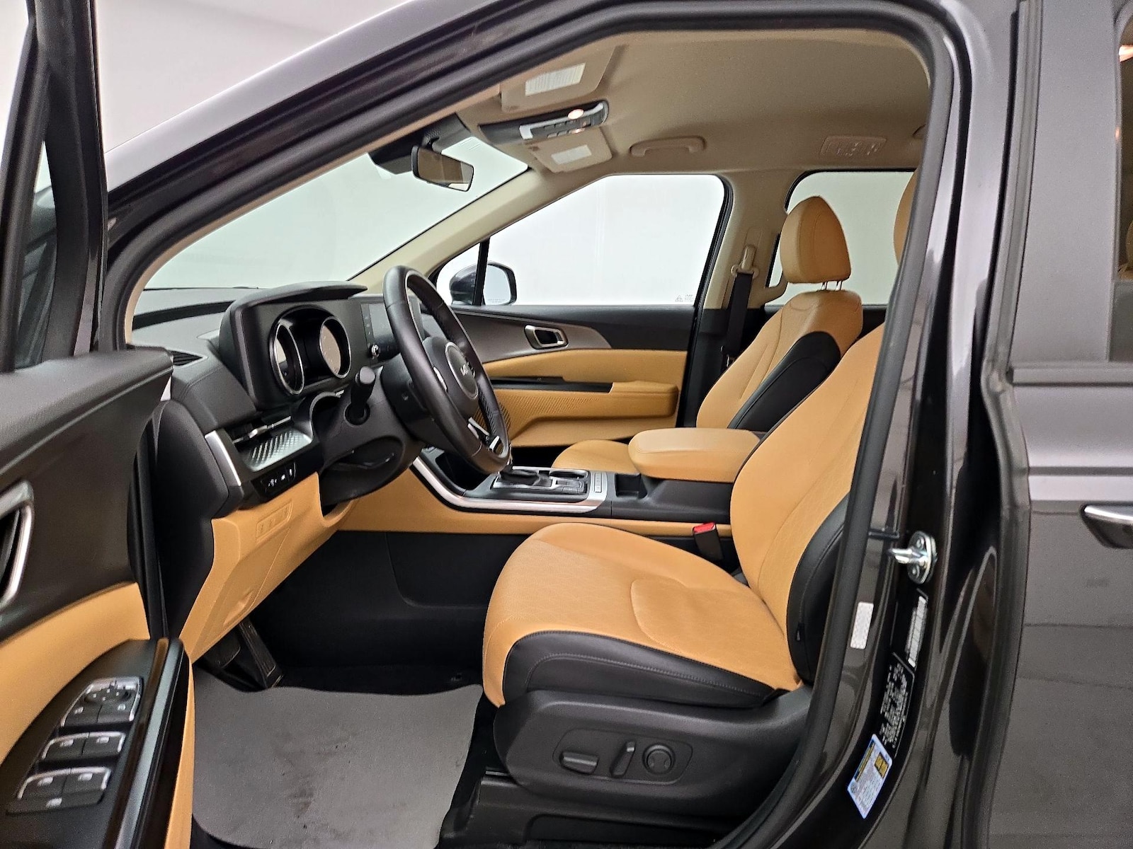 2024 Kia Carnival LX Seat Pkg - Photo 12