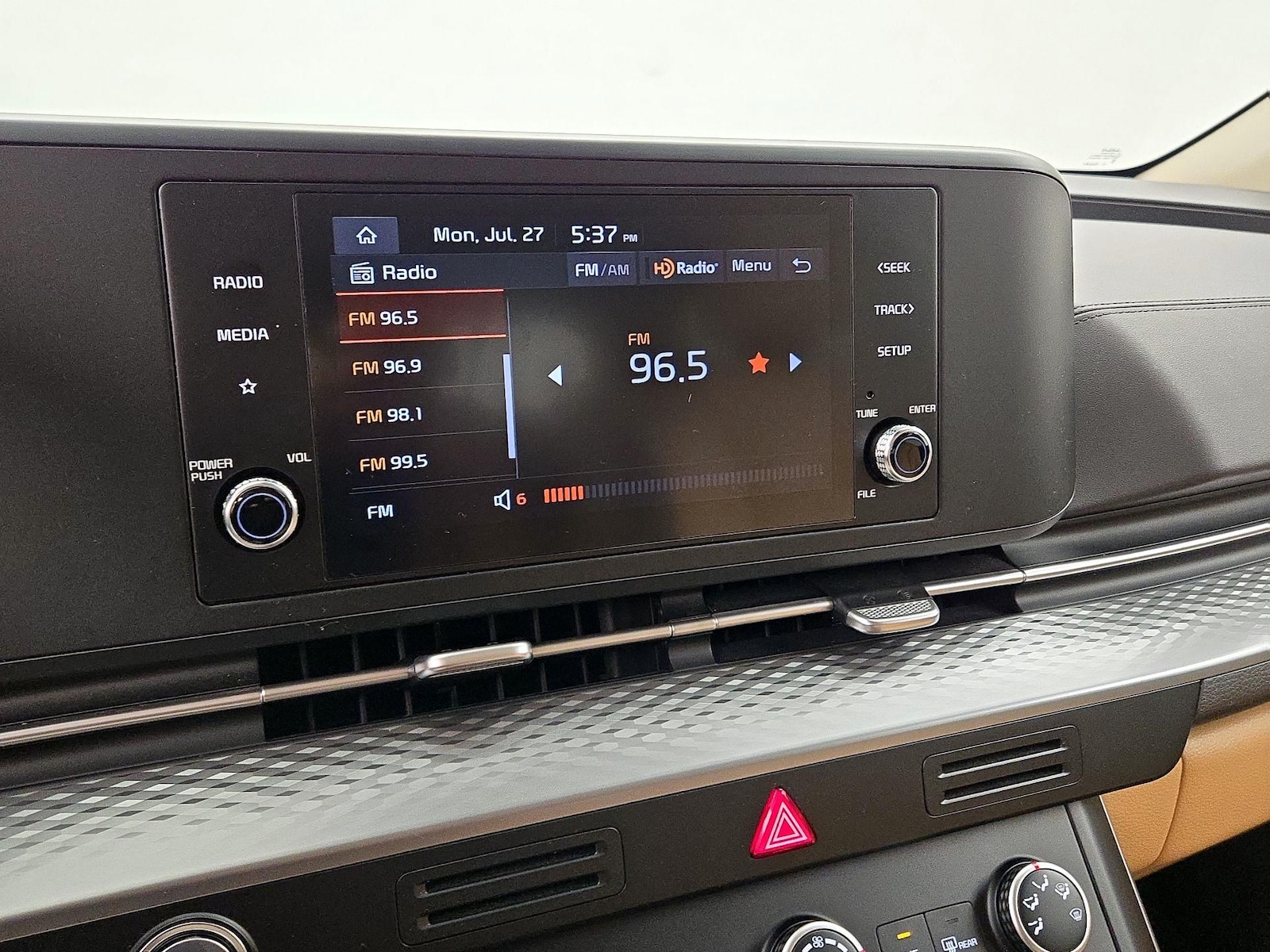 2024 Kia Carnival LX Seat Pkg - Photo 16