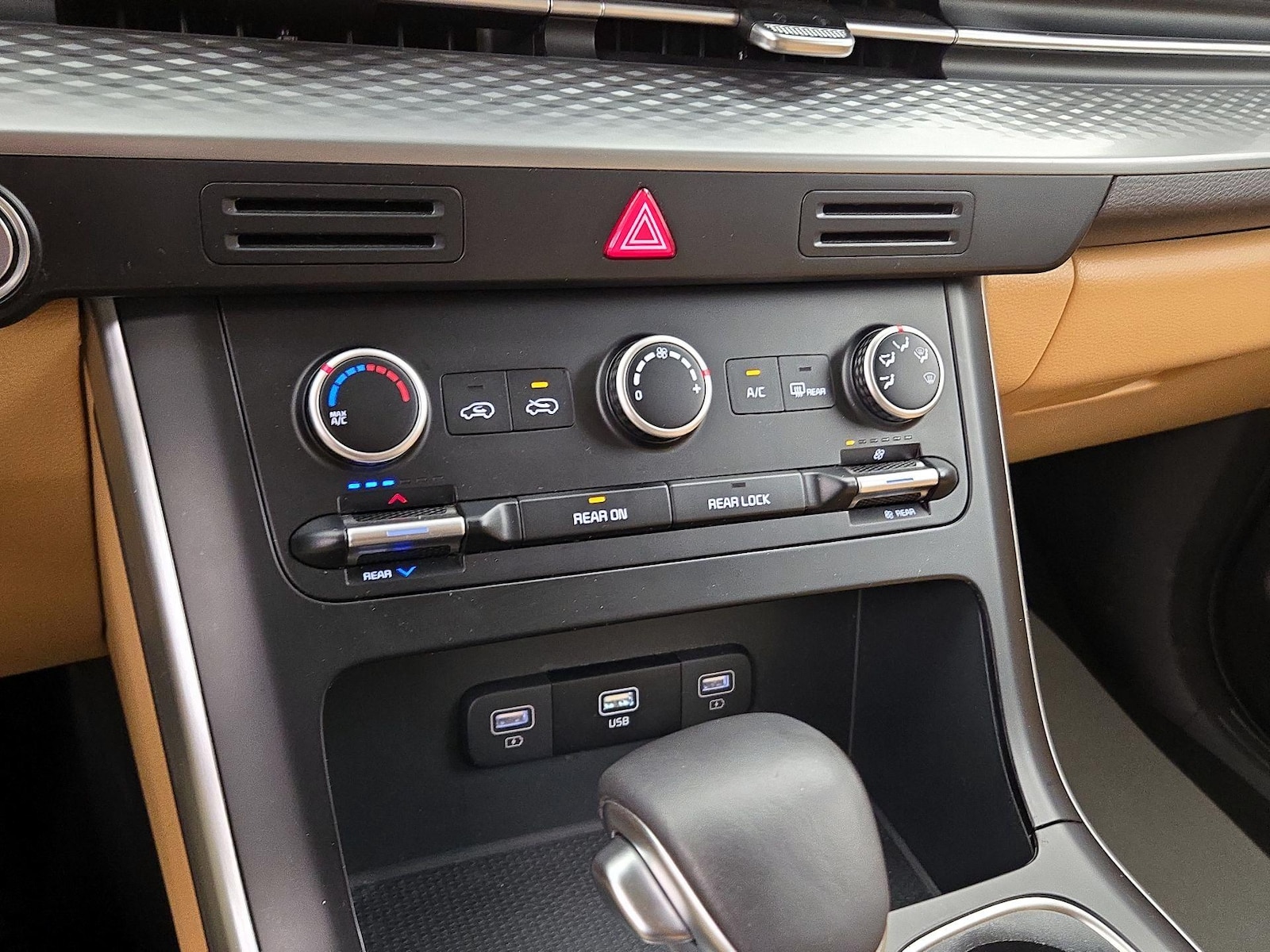 2024 Kia Carnival LX Seat Pkg - Photo 17